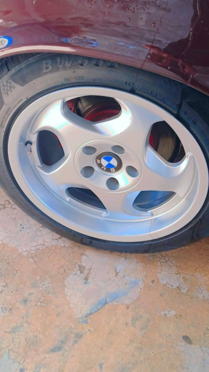 سلام عليكم موجود تايرات ويه الويل تخم كامل BMW حجم17للبيع السعر400وبي مجال للاستفسار***********
