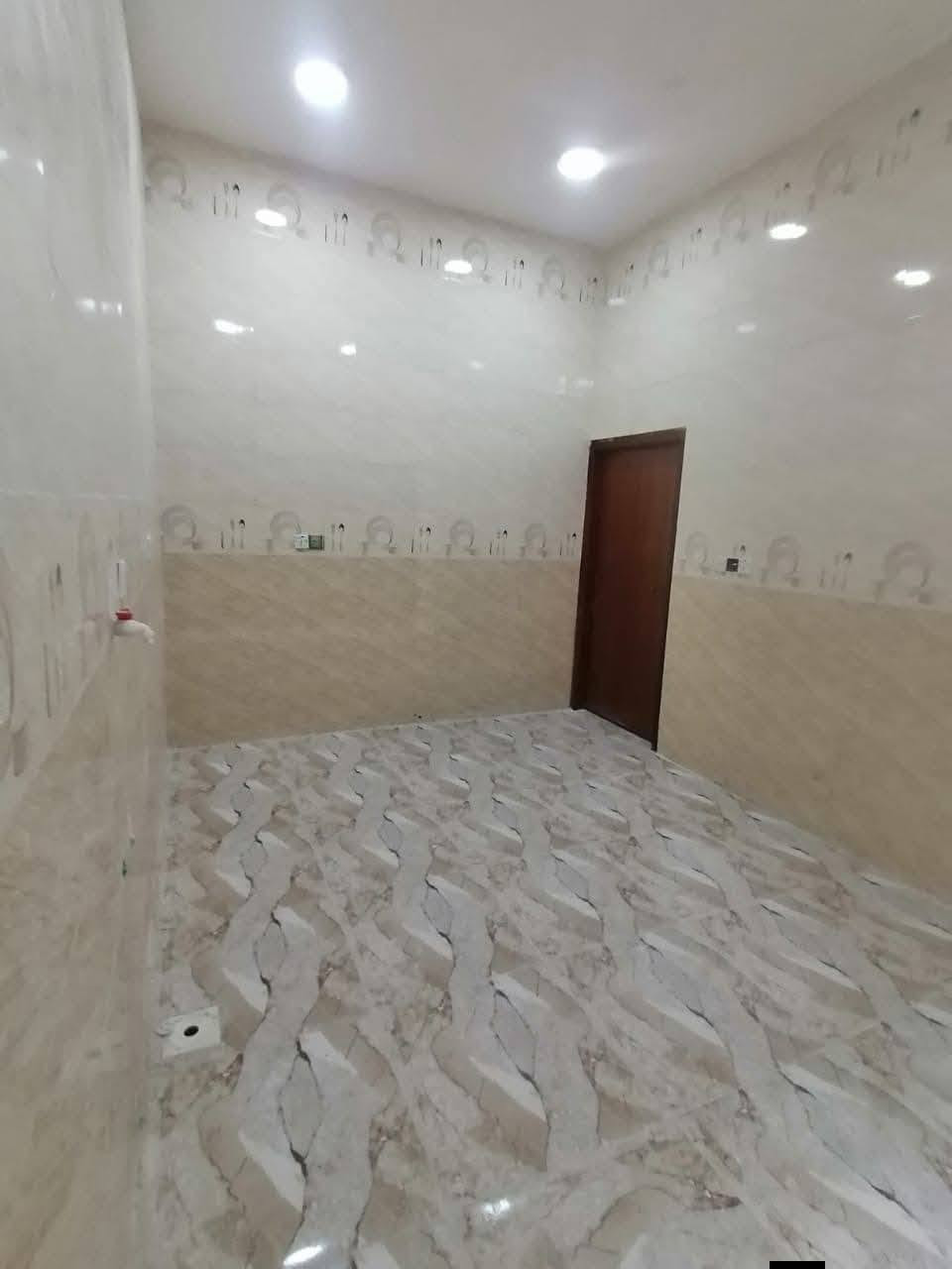 #للايجار
بيت حديث طابقين في الصالحيه يحتوي على 4غرف استقبال صاله مطبخ طارمه مجموعه صحيات 
***********
***********
