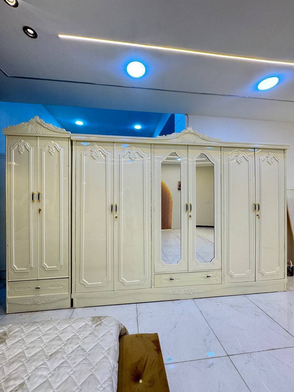 تخفيضات ✨ غرف نوم نجارة عراقية ✨
***********

🔹 نجارة عراقية متقنة بجودة عالية وتشطيبات راقية.
🔹 أكثر من 50 موديل مختلف يناسب جميع الأذواق.
🔹 توصيل إلى بغداد وجميع المحافظات بأجور مناسبة.
🔹 سرعة في الإنجاز وخدمة مميزة حتى باب البيت.

📌 مكونات الغرفة:
✔️ كنتور قياس 320 
داخل 3 ملم الوجه 5 ملم
✔️ ميز مرآة 
✔️ ميز بلازما
✔️ زاوية كنتورية. قياس80
✔️ سرير 160*200
✔️ تاج الجرباية
✔️ ناصي الجرباية
✔️ قواعد الجرباية كله بلوك
✔️ كومدين عدد (2) قياس 50 الواحد 

💰 أسعار غرف النوم تبدأ من:
1,000,000 دينار إلى 1,250,000 دينار فقط
🎨 أعمال صبغ  من أجود الخامات وبأسعار متنوعة تناسب الجميع.
🚚 ويانه طلبك يوصل لباب البيت بأسرع وقت!

📞 للحجز والاستفسار:
***********
📩 يرجى إرسال صورة الموديل المطلوب  التواصل مباشرة واتساب، وسنكون بخدمتكم.
