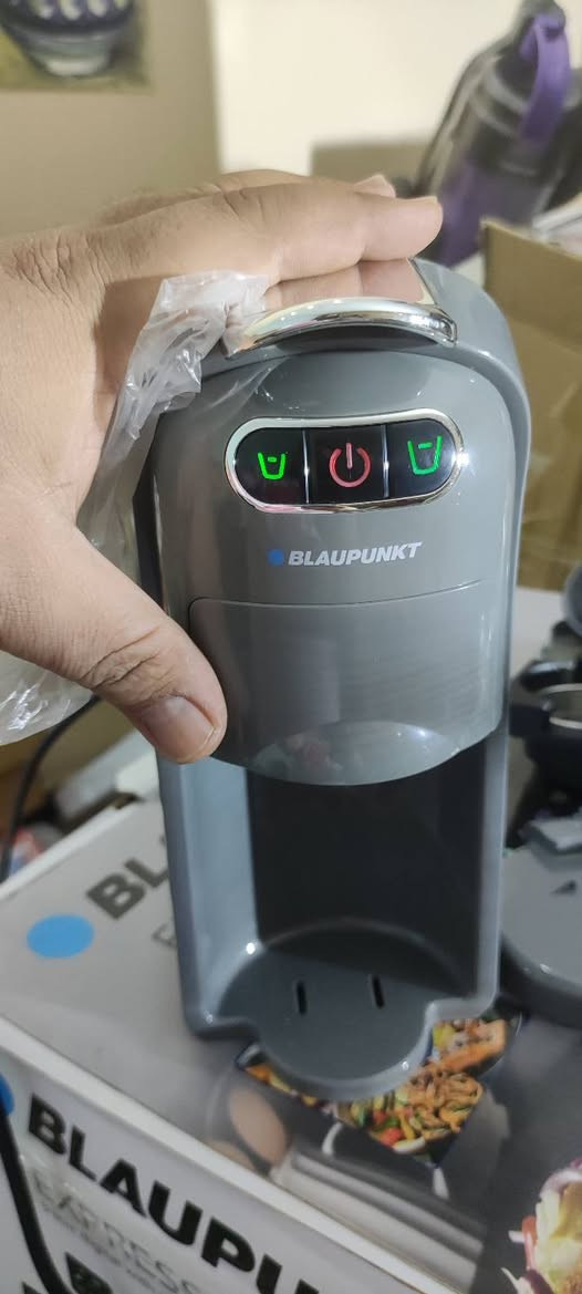 ماكينة قهوة كبسولات 3 في 1 ماركة DSP☕

تدعم عدد من الكبسولات المختلفة مثل كبسولات اسبريسو ودولتشي وغيرها كما أنها مزودة بقالب مخصص للقهوة المطحونة يسمح لك بتحضير العديد من المشروبات مثل الاسبريسو أو اللاتيه أو الكابتشينو أو القهوة الأمريكية

مميزاتها :

- يمكنك تحضير 4 اكواب 
- الجهد: 220-240 فولت ~ 50 هرتز
- الطاقة: 1400 واط
- ضغط المضخة: 20 بار
- سعة خزان المياه: 700 مل
- وقت التحضير: 40 ثانية
- خزان مياه شفاف قابل للفصل
- يمكن إيقافها يدويًا أو تلقائيًا
- توقف تلقائي في حالة نقص المياه
- إيقاف تلقائي لمدة 10 دقائق
- تدعم أنواع مختلفة من الكبسولات
- تحتوي على زرين : زر للأكواب الكبير ، زر للأكواب الصغيرة

الملحقات: 
 محول لمسحوق القهوة، محول لكبسولات نسبرسو، محول لسعة دولتشي جوستو، ملعقة قياس ، وعاء مسحوق لكوب واحد، وعاء مسحوق لكوبين

----
أطلبه والستفسار وتساب ***********
