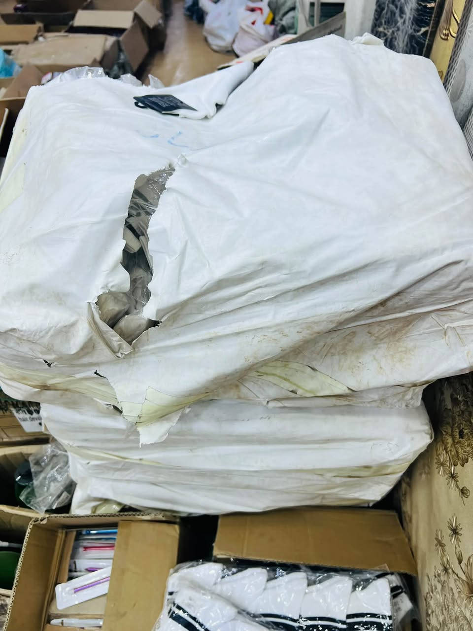 جاروب اصلي رياضي ابيض شركت نايك 

العدد خمسه شلفان يحتوي شليف على 50درزن 

سعر الدرزن 7 الف مكان بغداد حي نصر 

***********
