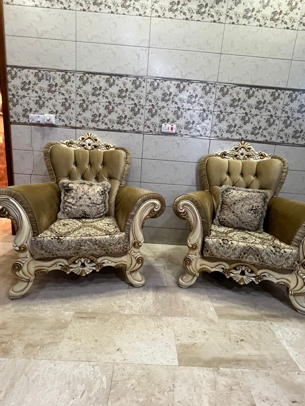 طقم جلوس كلاسيكي فاخر يجمع بين التصميم الملكي والأناقة الراقية، بتفاصيل محفورة ولمسات ذهبية مميزة، مع تنجيد فاخر ومريح يضيف للمكان هيبة وجمال.
تصميم متكامل يناسب المجالس والصالات الفخمة ويعطي المكان حضورًا راقيًا ومميزًا 
 العدد 2 وسط 
4 صغير 
السعر 750بي مجال بسيط 
مستعمل قليل 
للتواصل واتساب فقط ***********