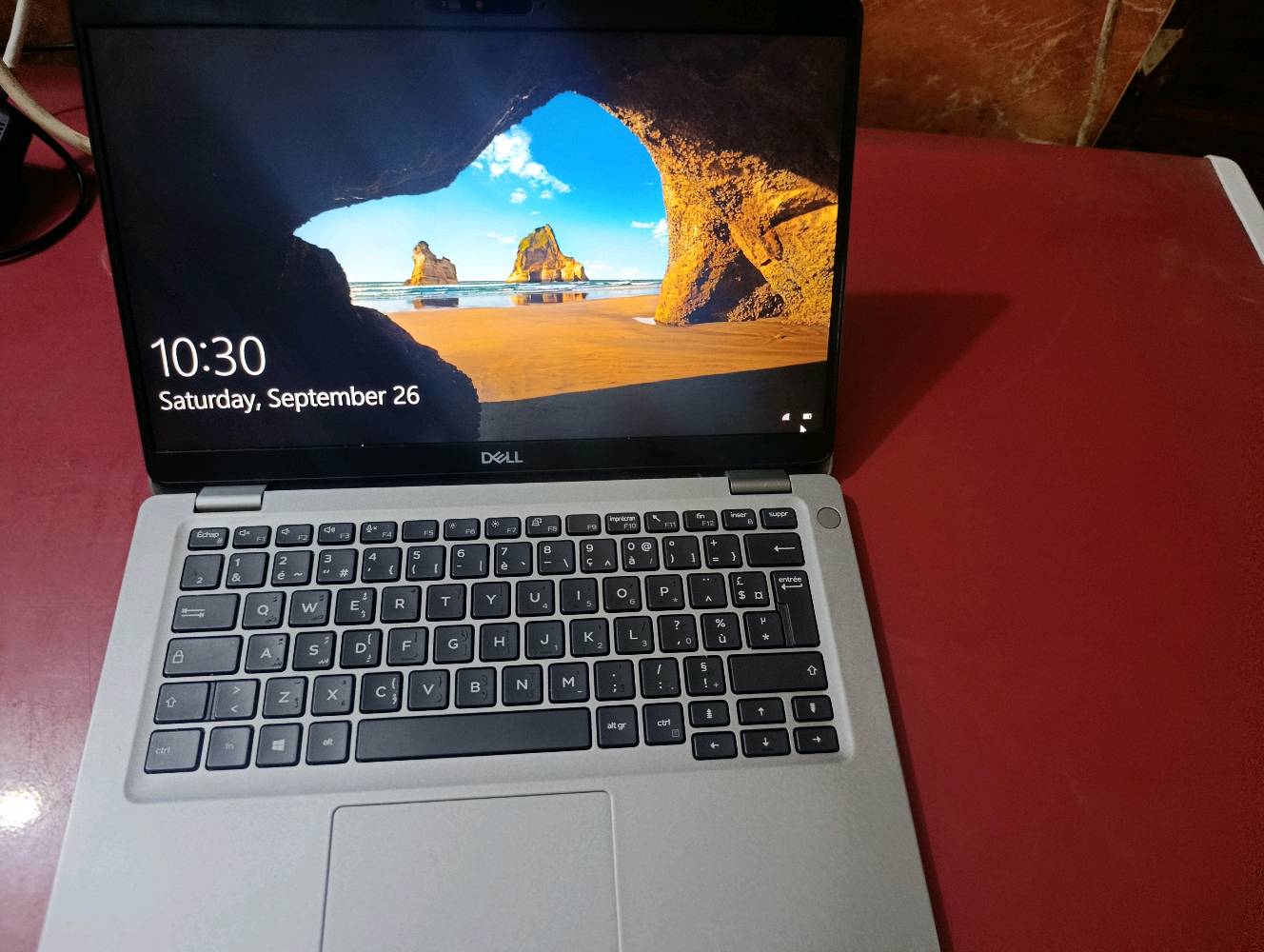 ديل ليتيود 5310  / dell latitude 5310
معالج intel core i5 
الجيل العاشر 
فئه المعالج U اقتصادي بطارية تطول 8 ساعات استخدام متواصل
رام 8GB قابل للزيادة 
كرت شاشة مدمج intel UHD GRAPHICS 128MB
تخزين 238 SSD ايضا قابل للزيادة 
1080x1920 حجم الشاشة full HD
مناسبه للدراسة والتصفح والعمل ببرامج متوسطه الاداء
تجي بكامرة امامية HD وبصمه وجه وبصمه اصبع  
مكفوله من اي عطل 
سبب البيع محتاج فلوس