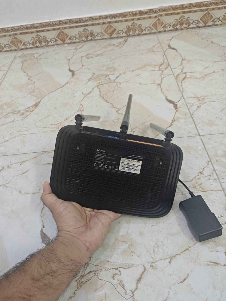 السلام عليكم  راوتر من شركة TP-Link نضيف اخو الجديد السعر 20 مكاني كوت حي الجهاد  قرب مدرست البصره رقم الهاتف ***********
