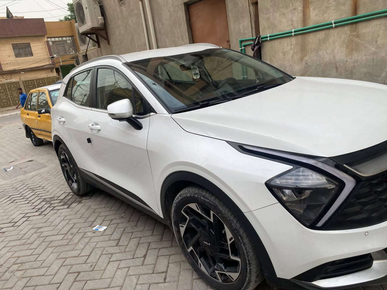 سبورتج موديل 25 خليجي 
ماشية 34
صندوك كهرباء
داخل بيجي 
الجاملغ الايمن بي صبغ قليل
السعر 220 وبيها مجال 
مكاني الامين الثانيه 
***********

