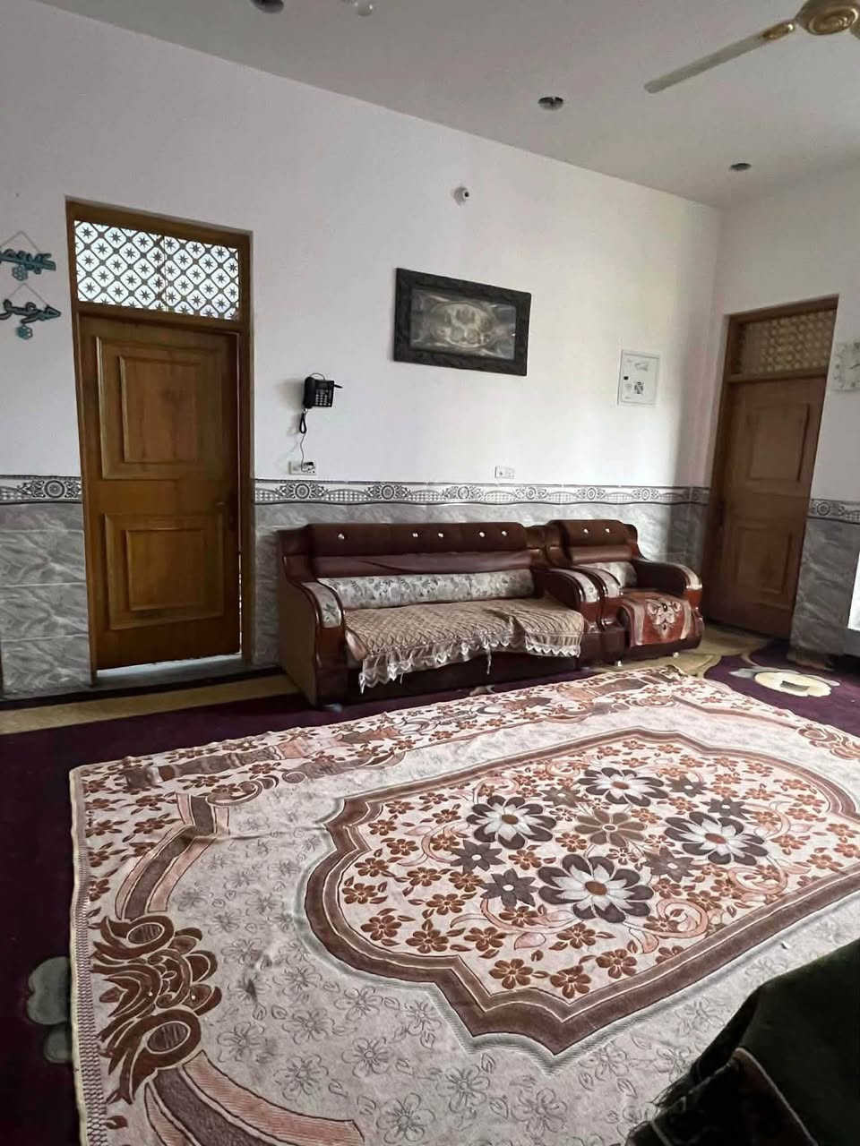 السلام عليكم/ قطعة ارض مساحة 1150 متر طابو25 زراعي مشيد داخلها بيت حديث مساحة350 متر بلاضافة الى حديقة خارجية مساحة 300 متر  علما البناء سنة 2025 يتكون من 3 غرف نوم وهول وحولي ومطبخ حار وبارد واستقبال  ومخزن خارجي فقط الكاشي لم يكتمل / العنوان تاجي الحماميات قرب قاعة الحديد  امام الملعب التساعي/ اي ستفسار على رقم الاسيا يوجد واتساب‭***********
