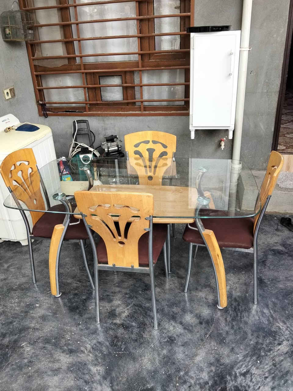 طاولة وكراسي • مستعمل • شوێن تەکیە