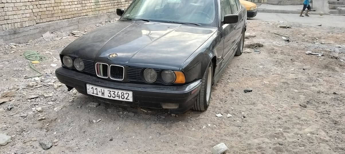 السلام عليكم
بي ام دبليو موديل السياره 1991 
مكينه535 مفتوح 
تدفئه تبريد شغال 
كشنات كهرباء 
فتحه سلايت روف 
بأسمي رقم بغداد البلديات 
***********
