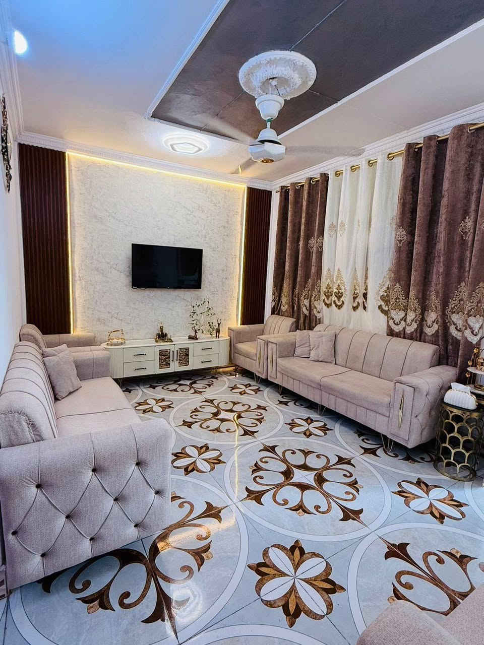 🏡 دار للبيع 
📐مساحة الدار : 110م 
🧾 جنس الدار: طابو ملك صرف 

✅ يتكون من استقبال  ، مطبخ ، غرفتين نوم، كراج 

✅ خدمات كاملة 

📍الموقع : بهرز ـ المنثر 

📞 للأستفسار : ***********
