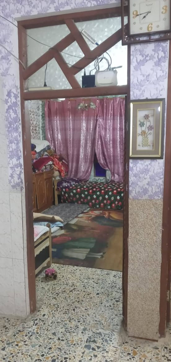 السلام عليكم يوجد بيت للبيع مساحه ١٧٠ متر جسر ديالى العريفيه شارع المخبز مقابيل الفرن صمون قريب  جامع العريفيه طابو سند ٢٥ سعر مناسب غرف عدد٢ درج خارجي بيت كلش مرتب للتواصل ***********سعر ٦٥ وبي مجال
