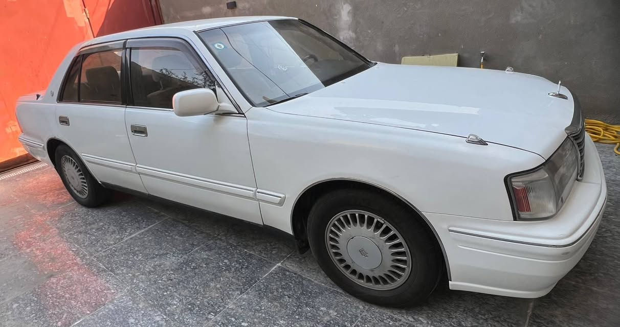 سيارة تويوتا كراون يسرة بلاد لبيع مكان اربيل اتصال ***********
