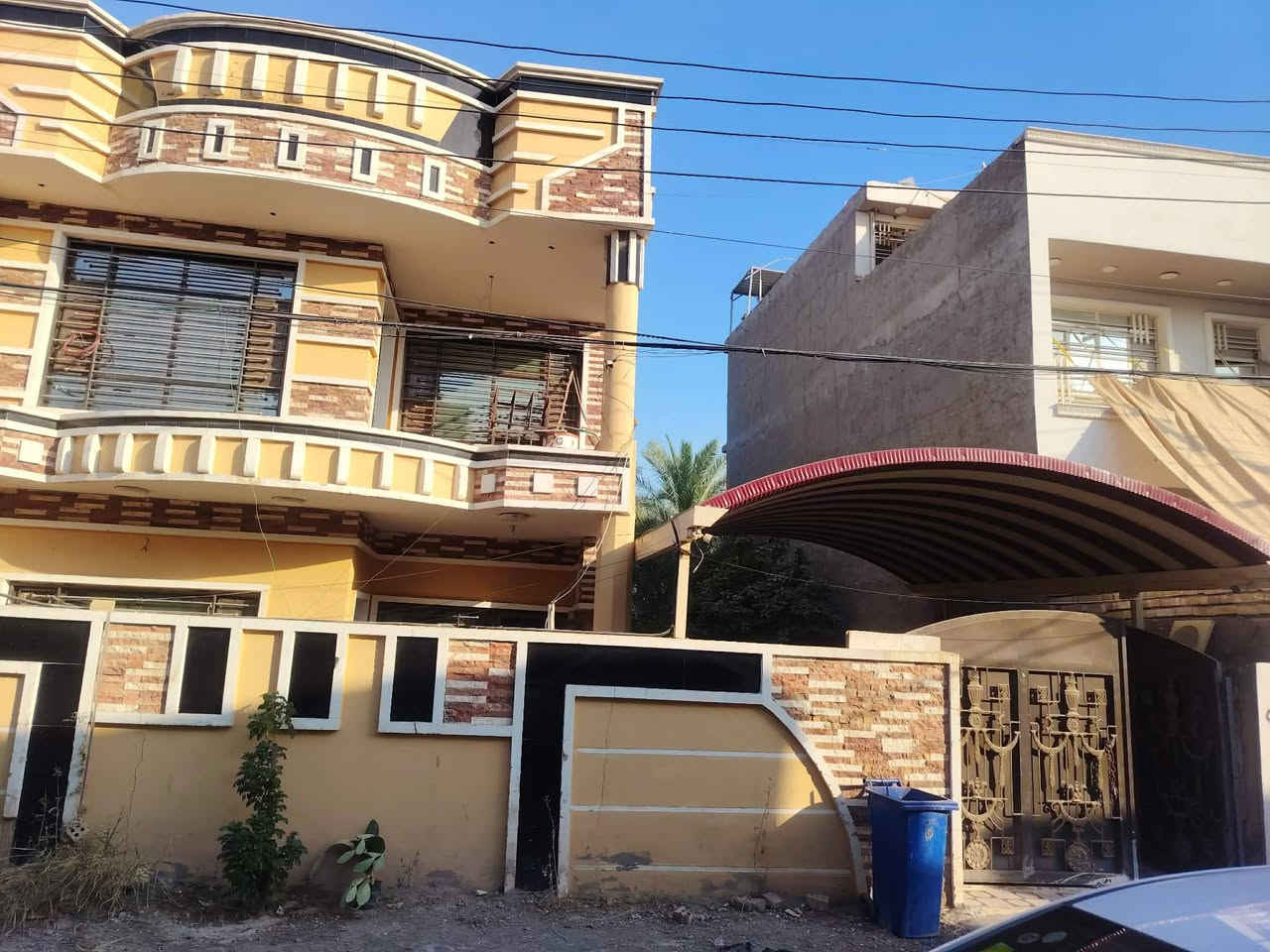 بيت للبيع ٢٥٠ متر الطابق الاول صاله+ مطبخ + حولي + غرفه +٢ صحيات + منور والطابق الثاني غرفتين مفتوحات وحده عل ثانيه  سويت + غرفه + حولي   والطابق الثالث بيتونه كبيره + كراج + حديقه بغداد الفحامه قرب جزيرة بغداد السياحيه السعر عل خاص *********** واتساب
