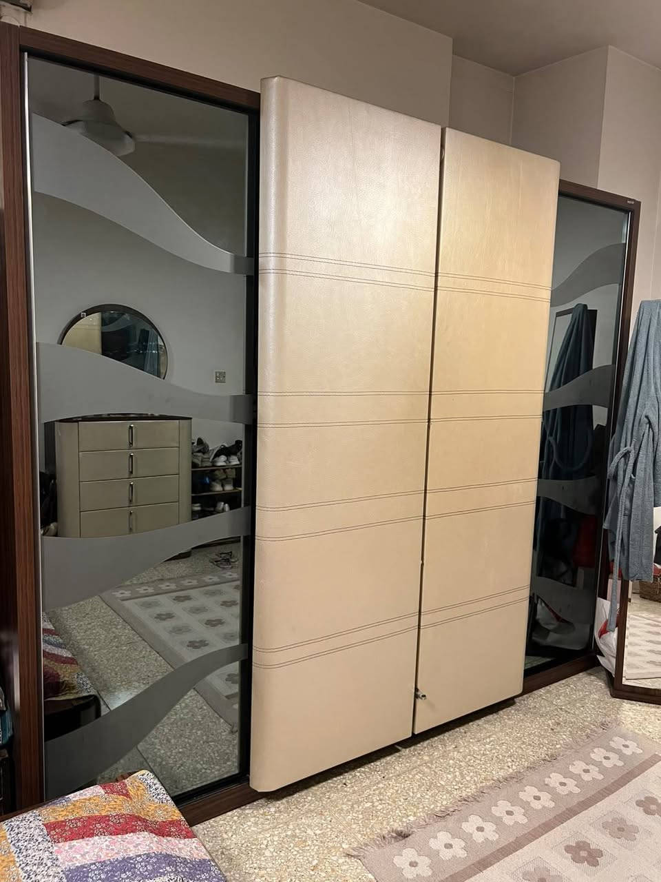 ***********
غرفه تركي ٦ قطع من شركة العالميه كلش ثكيلة وياهه الدوشك هدية سعر مناسب عنوان بغداد الحارثية
