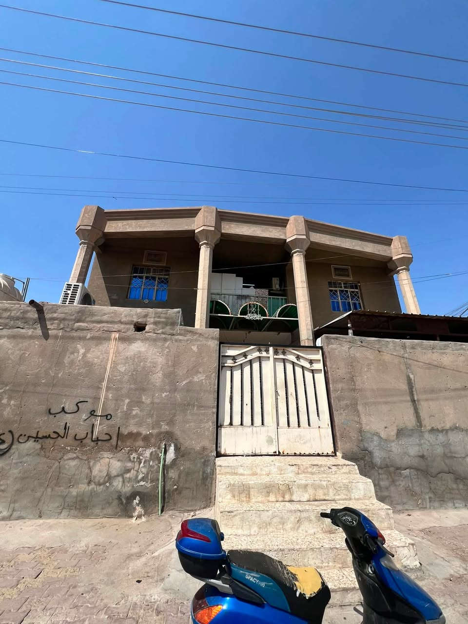 بيت للبيع المساحة 150 مربع ركن طابقين الطابق الاول يحتوي على غرفتين وصاله واستقبال ومطبخ وصحيات داخليه وخارجية والطابق الثاني يحتوي على ثلاث غرف وصاله وصحيات  السراي  شارع القلعه الاتصال ع الرقم
‏***********
