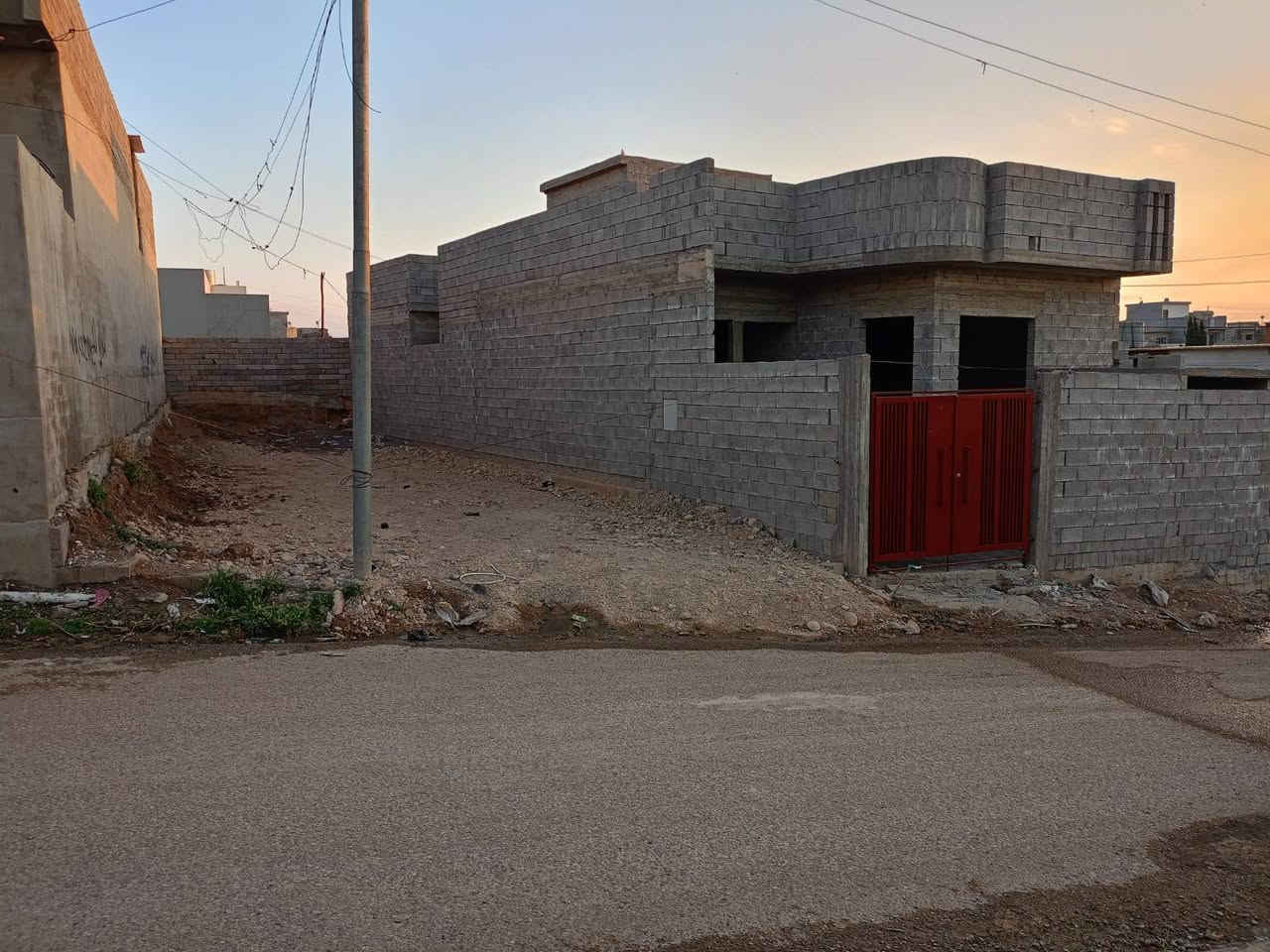 السلام عليكم هيكل للبيع مساحه 160 متر بعيد عن شارع تلكيف 150 متر خدمات ماء  الكهرباء تبليط السعر 45 بمجال مكتب عقارات ابو شريف العفري/***********///***********
