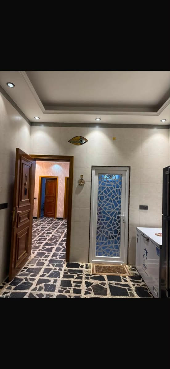 السلام عليكم الدار البيع مساحه 150متر الشعله ام نجم يحتوي البيت عل 4غرف نوم سويت 4حمامات البيت طابقين فول موقع شارع 20قرب دائره الكهرباء شارع محمد الصافي الاتصال عل رقم الهاتف***********
