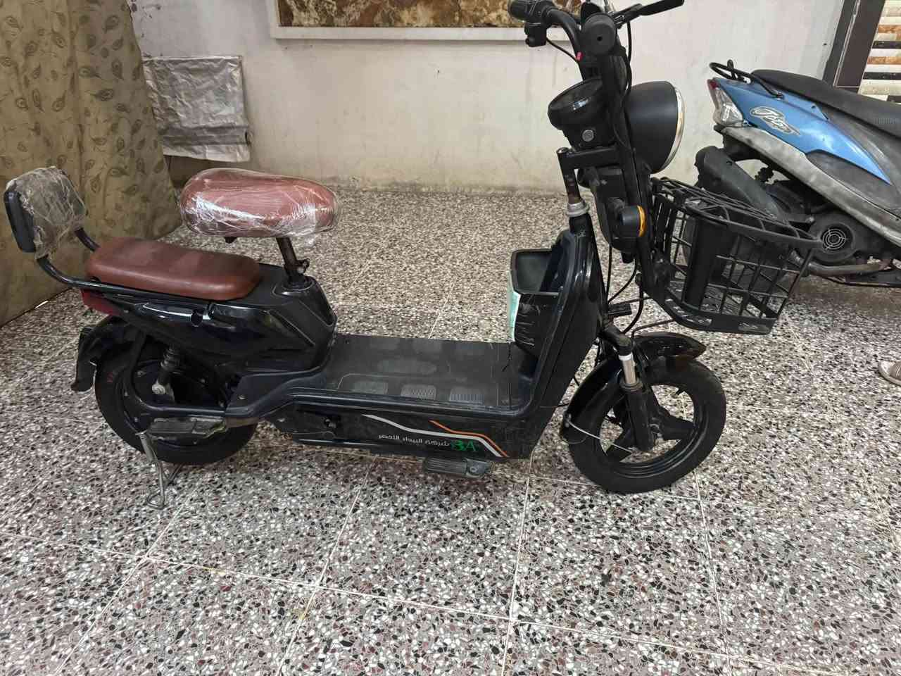 دراجة شحن كهربائية تايرات.  جديدة وسكلتير جديد و دراجة نظيفة بس البريك بيها تعبان ما بيها شي باقي 
سعرها 175 وبيها مجال 
للتواصل على واتساب ‭***********‬
