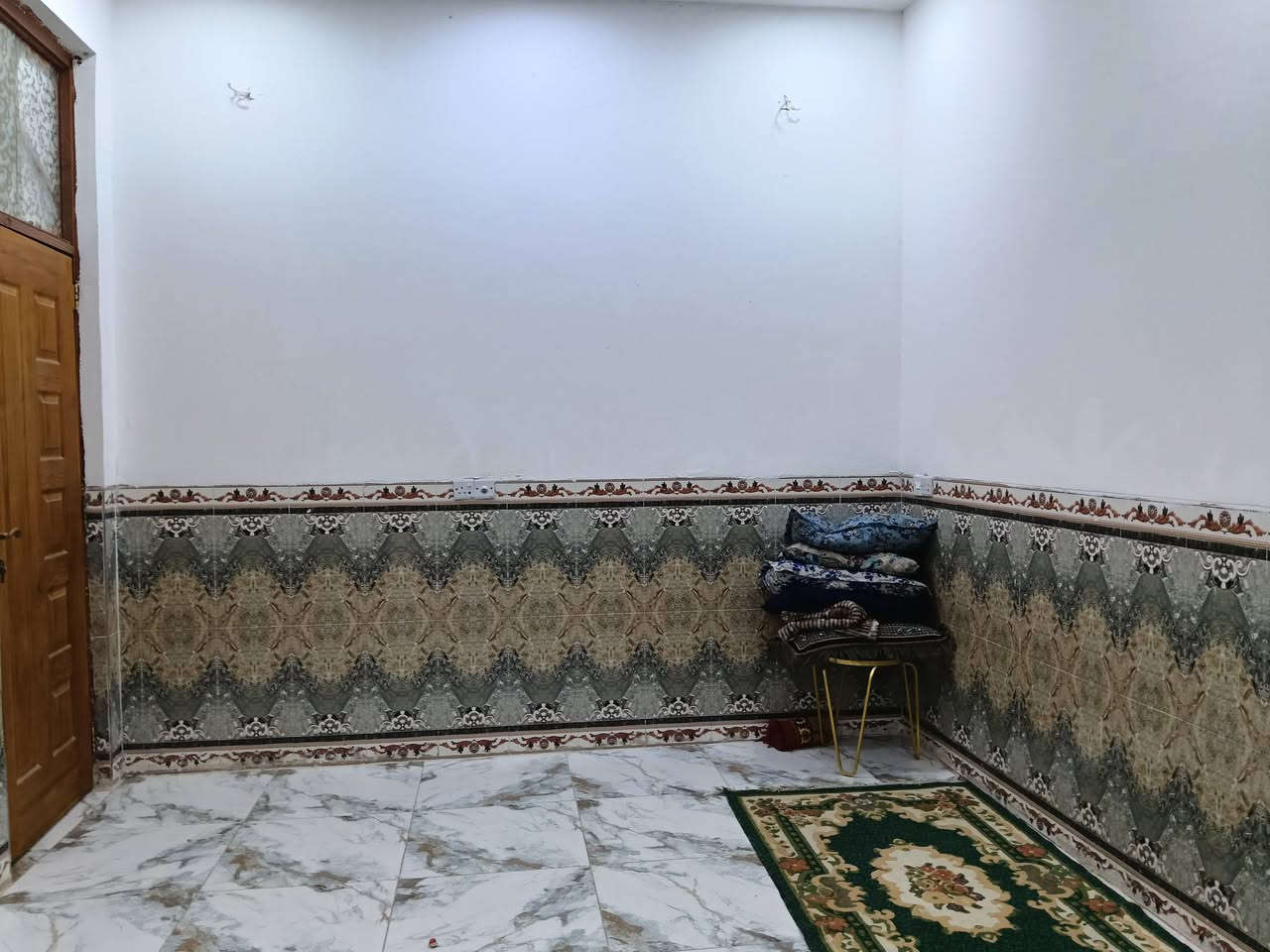السلام عليكم دار للبيع 100 متر طابق ونص كافت خدمات بغداد الكمالية المعوقين مقابيل المدارس ***********
