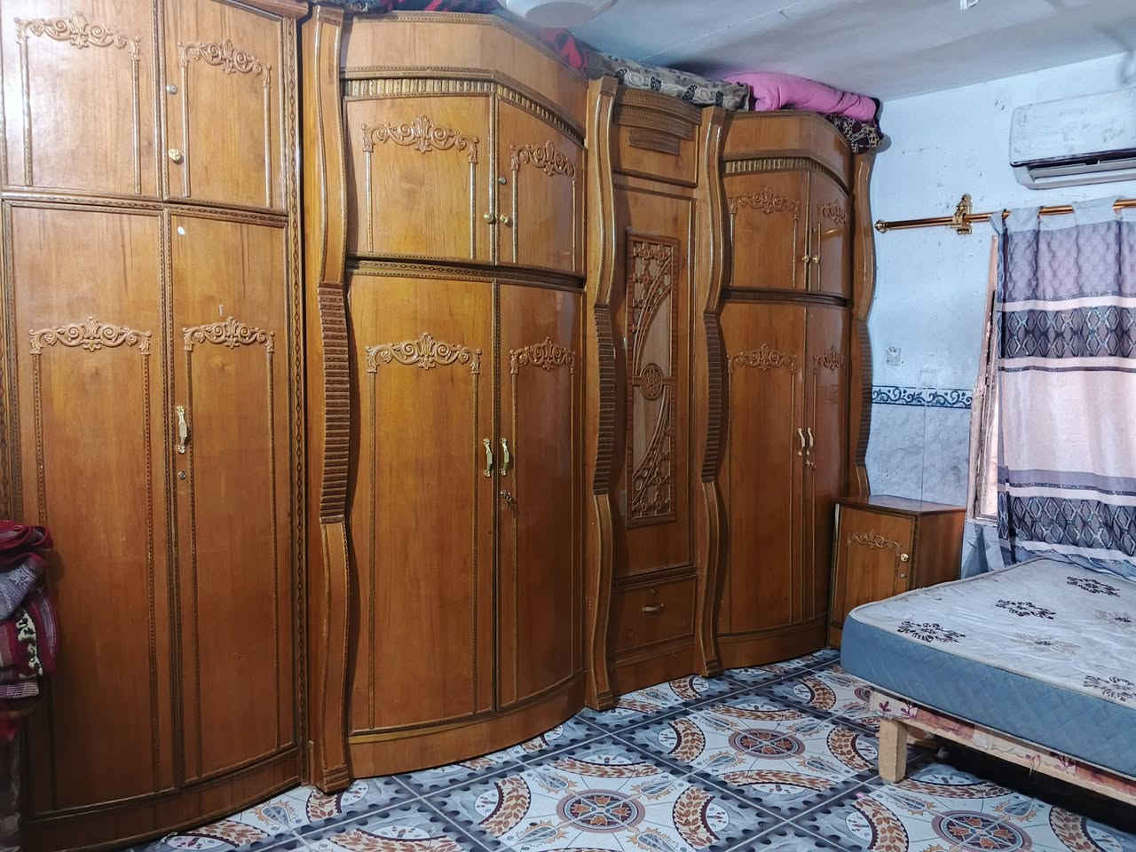 السلام عليكم غرفة صاج عراقي للبيع استعمال قليل بعدها جديدة  دواخل نضيفة تجي وتشوفهة اريدهة بمليون وبيهة مجال ***********

