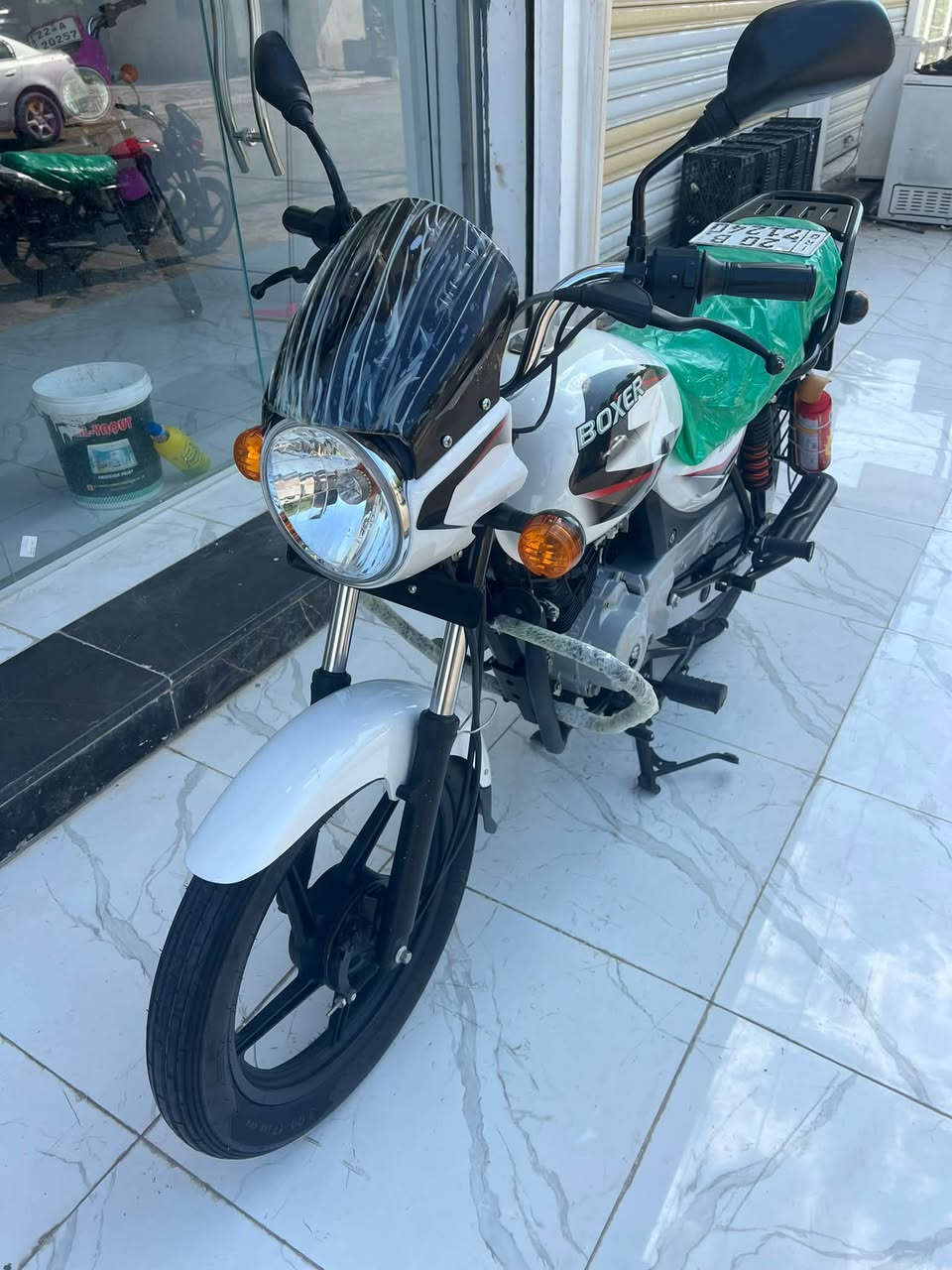 سلام عليكم دراجه بوكسر موديل 23 نازله بل 26 مرقم لوحه سنويه انكليزي بسمي هزه جديده دراجه اخت زيرو كفاله من شخط سويجات ثنين ماشيه 4000 حقيقي جيب فيتر وتعال افحص مكاني ديالى بعقوبه خرنابات شراي يتصل ويدلل *********** 
يتوفر نضام الاقساط على ماستر الرفدين
