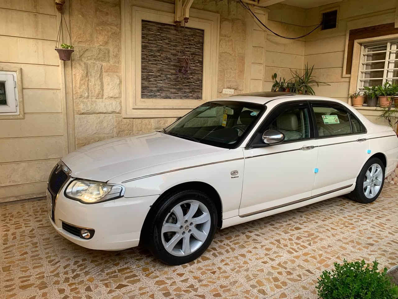 بسعر مناسب جدا  صناعة بريطانية اصل وفصل وقوة ومتانة  واعتمادية وتبريد وجديدة  …إم جي 750 موديل 2014 تمتاز بتصميمها البريطاني الكلاسيكي الأنيق (تشبه سيارات رولز رويس). بمحرك 4 سلندر بسعة محرك 1.8 لتر تيربو، أبرز مواصفاتها كاملة عدا البصمة
كشنات جلد ذات تحكم كهربائي.
غرفة داخلية مطعمة بالصاج الملكي.
سلايد روف فتحة سقف.
كير اوتوماتيك.
ويل كب بلادي.
تحكم مقود جهتين.
مرايات  كروم كهربائية.
شاشة وكاميرا دوارة بلادي.
حساسات خلفية .
لايتات زينون
مساحة داخلية  مريحة جدا.
السيارة كلش جميلة  وجديدة بيها صبغ قطعتين  بدون دواخل … السعر النهائي 63 للاستفسار ***********
