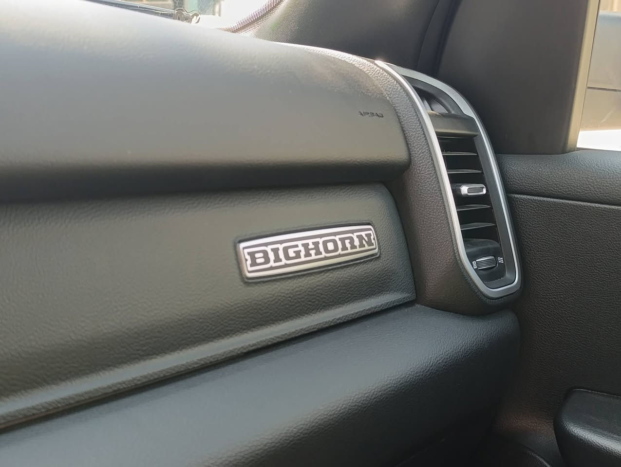 للبيع: رام 1500 بيج هورن (RAM 1500 Big Horn) موديل 2023
المواصفات الفنية:
 * المحرك: V6 بسعة 3.6 لتر Pentastar مع تقنية eTorque.
 * ناقل الحركة: أوتوماتيك 8 سرعات.
 * نظام الدفع: 4x4 (دفع رباعي).
 * المسافة المقطوعة (العداد): 48,000 كم.
التجهيزات والتقنيات المميزة:
 * مواصفات الراحة والتدفئة:
   * تدفئة مقاعد.
   * تدفئة ستيرن ض
   * مقعد السائق تحكم كهربائي.
   * فتحات تكييف خلفية.
 * أنظمة التوفير والتقنيات:
   * نظام التوقف الذكي Auto Stop/Start (لتوفير الوقود).
* توقف ذاتي 
   * شاشة عملاقة  تسلا  تعمل باللمس.
   * تدعم Apple CarPlay و Android Auto.
   * تشغيل عن بُعد + بصمة تشغيل ودخول ذكي.
   * تحكم كامل من المقود + مثبت سرعة.
 * الأمان والحساسات: حساسات أمامي وخلفي، كاميرا خلفية، نظام مراقبة ضغط الإطارات.
 * الحالة العامة: السيارة بحالة ممتازة، ومرفق تقرير السونار الكامل مع الصور.
 * السعر المطلوب: 270 ورقة 
رقم السياره بغداد الجديد
مكان السياره بغداد الصليخ شارع 600
للتواصل ***********
