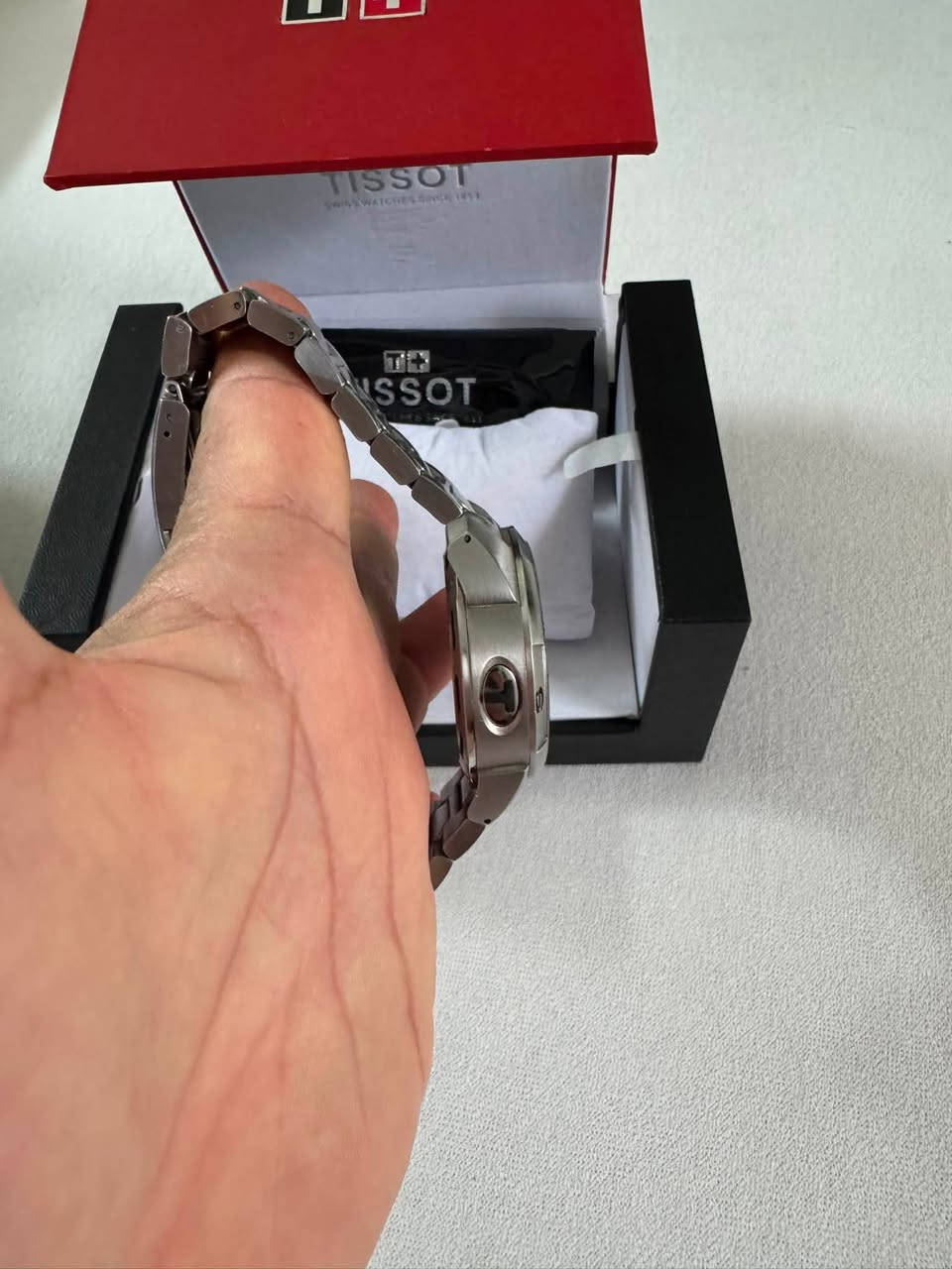 السلام عليكم مستخدم نضافه 100
Tissot
* الموديل: T-Touch.
* الحركة: كوارتز (Quartz) سويسرية.
* الزجاج: كريستال ياقوتي (Sapphire Crystal) مقاوم للخدش ويعمل باللمس لتفعيل الوظائف. 
* السوار: معدن 
* مقاومة الماء: حتى 100 متر T-Touch. 

الوظائف الموجودة على الساعة:

* 🧭 بوصلة (Compass).
* ⛰️ مقياس الارتفاع (Altimeter).
* 🌡️ مقياس الحرارة (Thermometer).
* ⏱️ كرونوجراف (Chronograph).
* ⏰ منبه (Alarm).
* 🌦️ مقياس الضغط الجوي وتوقع الطقس (Barometer/Weather).
* عرض الوقت والتاريخ على الشاشة الرقمية.
السعر 350 دولار / ***********
