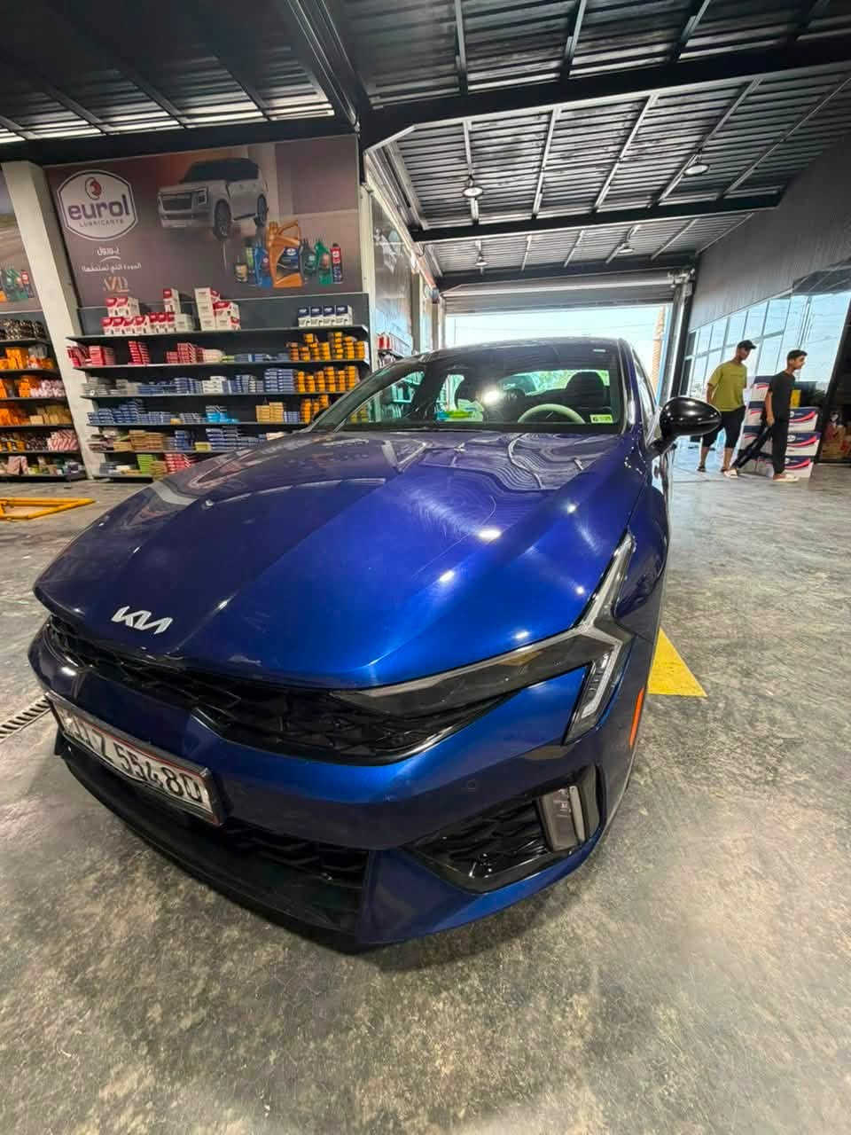 سلام عليكم ورحمة الله مكلف بالنشر

 للبيع فقط سيارة النوع: k5
 الموديل:2025
 الفئة: GT-Line
 المحرك: 2.5
 عدد السلندرات: 4 سلندر
 ناقل الحركة: أوتوماتيكيه
 المواصفات: أمريكية
 المسافة المقطوعة: 72,757 كم
مكانها بغداد 

تفاصيل السيارة:
 الأجزاء المطلية: كلين تايتل
 اللوحة: بغداد، خصوصي
 اللون: أزرق
 مادة المقعد: جلد
 الكاميرا خلفية
 سقف بانورامي
 التحكم على المنحدرات
 مستشعر وقوف
 تدفئة المقاعد
 مثبت السرعة
 شاشة
 نظام المفتاح الذكي
 المصابيح الأمامية ليد
 لوحة قيادة رقمية
 أبل كاربلاي
 التشغيل عن بعد
 أندرويد أوتو
 شاحن لاسلكي
 فرامل الوقوف الإلكتروني
 وضع القيادة
 الضوء العالي التلقائي
 حساسات ضغط الإطارات
 قفل الأمان للأطفال

السعر:$225 قابل للتفاوض
 حادثها : جزء من جاملغ الخلفي الايسر واصبعين من الباب تصليح ع البارد فقط ع حطتهن وبجم البنيد طخة فقط

للتواصل:
***********
