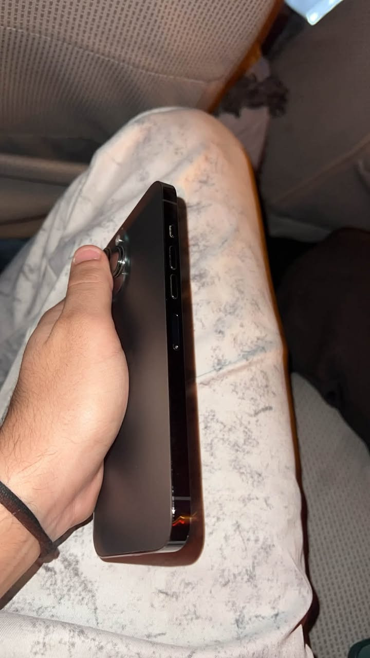 سلام عليكم ايفون 13برو ماكس نضافه فولل    بطاريه 86سعر 725وبي مجال رقمي***********

نص مكتوب في الصور:
- 10:34
- حالة البطارية والشحن
- كما هو الحال مع البطاريات القابلة لإعادة الشحن، بطارية الهاتف قابلة للاستهلاك وتصبح أقل فاعلية مع الوقت.
- معرفة المزيد...
- الحد الأقصى للقدرة
- 86%
- هذا قياس لقدرة البطارية مقارنة بقدرتها عندما كانت جديدة. قد تتسبب القدرة المنخفضة بتقليل ساعات الاستخدام بين عملية الشحن والأخرى.
- أقصى قدرة للأداء
- ستساعد الأنظمة المضمنة في النظام والمكونات في تخفيف آثار الأداء التي قد تلاحظها أثناء التقدم الكيميائي في عمر بطارية iPhone.
- شحن البطارية المحسن
- للحد من استنزاف عمر البطارية، يتعلم الـ iPhone من عادات الشحن اليومية، بحيث ينتظر ولا يتجاوز 80% حتى يحين موعد حاجتك إلى استخدامه.
- الشحن بالطاقة النظيفة
- في منطقتك، سيحاول iPhone التقليل من البصمة الكربونية من خلال انتقاء وقت الشحن الذي تتوفر فيه كهرباء بانبعاثات كربونية منخفضة. يتعلم iPhone من عادات الشحن اليومية، بحيث لا يشحن بالكامل حتى يحين موعد حاجتك إلى استخدامه. معرفة المزيد...