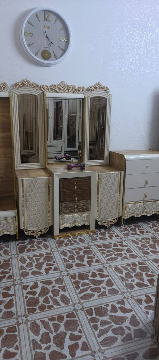 غرفة نوم للبيع استفسار اتصل على رقم ***********
