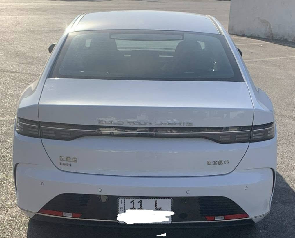السلام عليكم للبيع سيارةBYD Qin Plusزيروو موديل2025 محركها DM-iالهجين(هايبرد شحن ذاتي +بانزين) السيارة ماشيه خمستالاف 5947                حالة البدي بكل امانه (لإبراء الذمه وثقة المشتري) السيارة تعرضت لحادث وبدلت بنيد +جاملغ+دعاميه                 اصليات بدون صبغ بنفس لون السياره وصور الحادث ويا المنشور موجوده. (الشاصي والايرباغات واللغد والرادارات والتبريد 100%) شرط بيناتنه فحص السونار               السيارة فول مواصفات والملحقات:(بصمة +كارت الذكي NFCاذا ضيعت البصمة + شاحنة الأصلية مالتها).                السيارة جاهزه وشوكت متريد نطلع نحولها بأي يوم يعجبك.                     السعر17و300  رقمها بغداد وبيها مجال قليل.                                          المكان/بغداد العامرية.                الرقم/*********** بدون مراوس فقط بيع نقد
