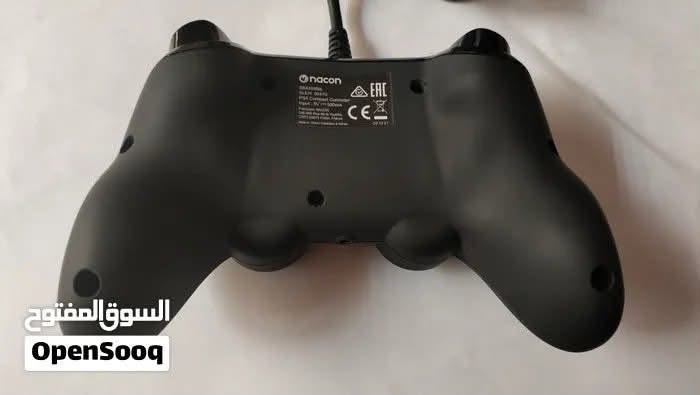 السلام عليكم   يد تحكم Nacon Wired Compact Controller أصلية للبيع، اليد مرخصة رسمياً من شركة بلايستيشن وتشتغل 
ومكفولة فقط زر R1 معطل نظافة ٩٠٪

 تواصل وتس اب فقط (***********)
٣٠ الف شامل توصيل
المواصفات والمميزات:

التوافق: تشتغل بشكل رسمي ومباشر على جهاز PlayStation 4 (PS4) وعلى أجهزة الكمبيوتر (PC).

الربط: سلكية (Wired) وتجي وراها واير طويل وقوي، ميزتها الأساسية إنو ما بيها أي تأخير بالاستجابة (يعني الـ Delay صفر) وتنسى سالفة الشحن والبطارية.

التصميم: حجمها مدمج ومريح جداً باليد (Compact)، ومغلفة بمادة مطاطية ناعمة تمنع زلق اليد حتى لو تلعب لساعات طويلة.

التحكم والصوت: بيها لوحة اللمس (التاتش باد) شغالة بالكامل، وفيها فتحة (جق 3.5 ملم) تشكل بيها السماعة والمايك مالتك مباشرة.

الاهتزاز: اليد بيها محركين اهتزاز (Vibration) قوية للتفاعل وية الألعاب.
