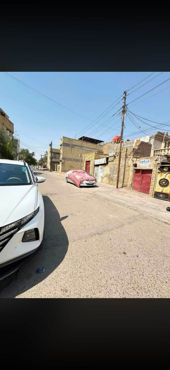 سلام عليكم بيت للبيع بناء قديم مساحه 105 متر عنوانه حي الحسين القديم نهاية فرع مطعم ابو صالح/البيت يحتوي على غرفتين ودوانيه وصاله وحمام ولقاط الثاني غرفه وحمام / للاستفسار/***********)
