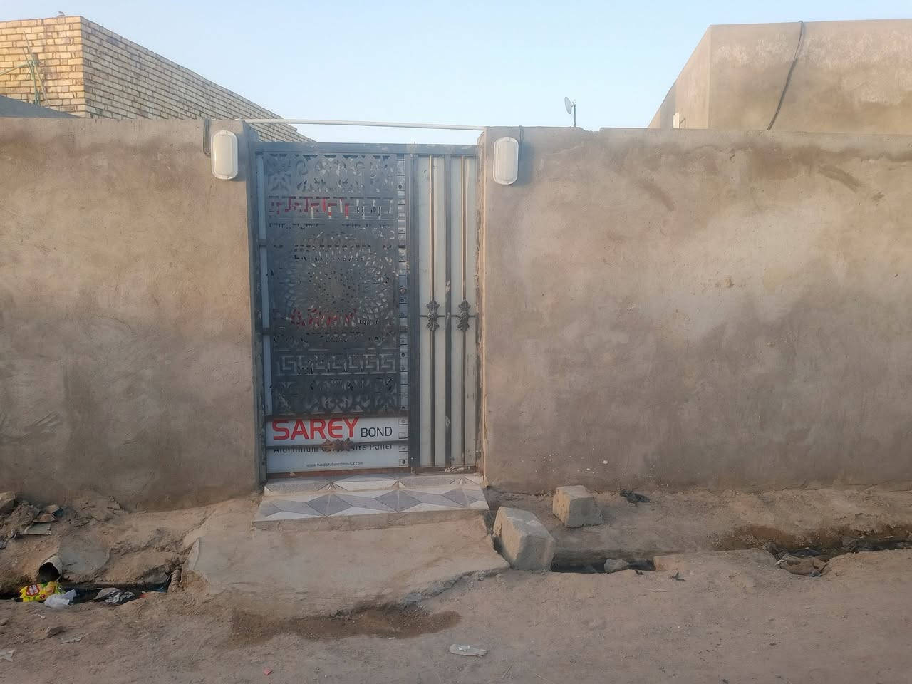 يا الله السلام عليكم دار للبيع مساحه 240 متر منطقه شيخ نعمه قريب عل شارع  يتكون من غرف اثنين مطبخ  وصاله ودوانيه ***********

