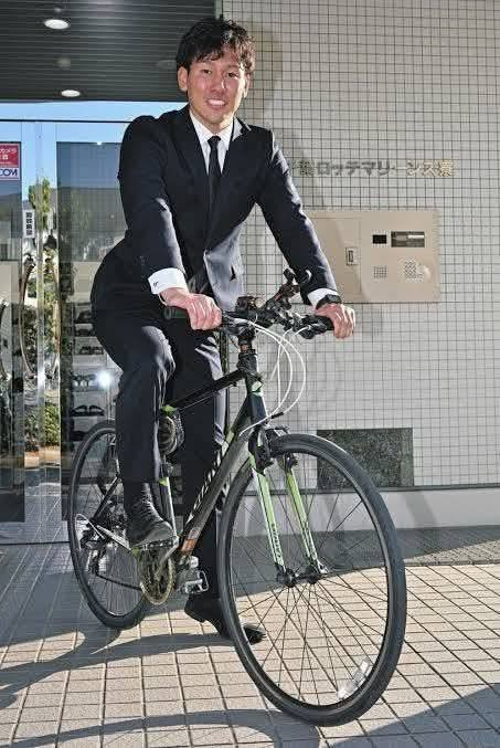بايسكل العملاق جيانت الياباني 🇯🇵
بايسكل غني عن التعريف، يعتبر من أخف وأسرع الدراجات الهجينة في اليابان. مثالي جداً للي يدور "ماركة عالمية" وتصميم عصري ووزن ريشة.

​✅ ملخص المواصفات:

​الهيكل (Frame): ألمنيوم فائق الخفة (Aluxx) - وزنه الكلي حوالي 9.9 كغم فقط.

​نظام السرعات: Shimano لضمان سلاسة القيادة في كل الطرق والصعدات.

​القياس: S (مناسب للأطوال بين 160 سم إلى 172 سم).

​الحالة العامة: نظافة البايسكل كلياً 70% (ملاحظة للأمانة: اللون باهت قليلا بسبب أشعة الشمس ويحتاج بعض التصليح في الگير مبدل النمرات ومخصومات من سعر البايسكل) وبدون أي كسر أو لحيم.

​🚀 الأداء والاستخدام:

​مثالي للتنقل اليومي: مصمم للذهاب للعمل أو المدرسة براحة تامة وبأقل مجهود بفضل خفة وزنه.

​للترحال الخفيف: بايسكل نشط وسريع داخل المدينة، ومثالي للمشاوير الطويلة والقصيرة.

​مرونة عالية: يجمع بين سرعة البايسكل الرياضي وقوة دراجات المدينة، يعني "وحش" بالشوارع من تجربتي الشخصية

السعر : 90 الف وبي مجال للشراي ومع العلم سعر البايسكل الأصلي أكثر من 400 إلف من الوكالة  

التواصل عبر الخاص او واتساب ***********

المكان : قرية الغدير الاولى
