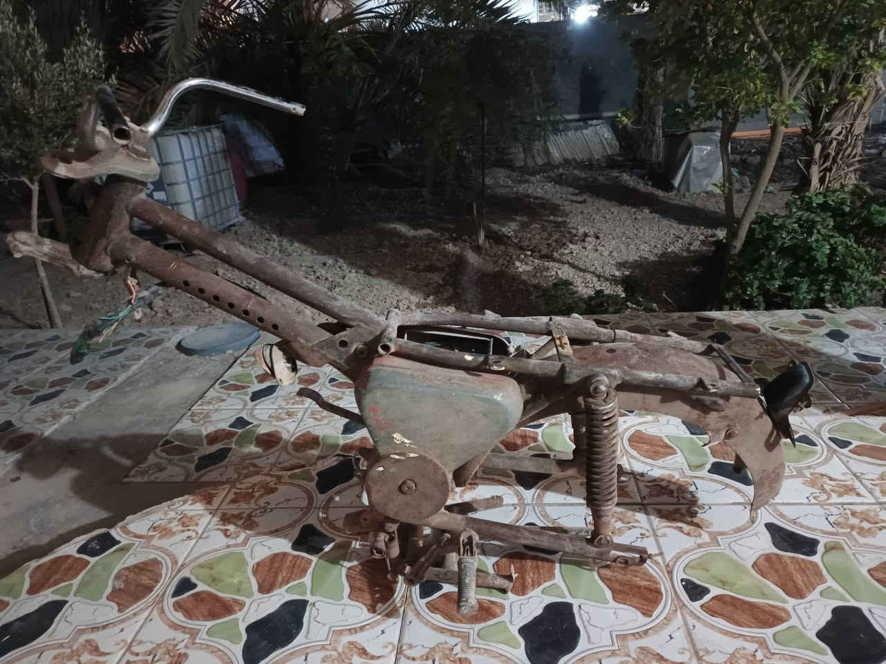 سلام عليكم غراض  MZ 81  شاصي نضيف بدون لحيم  وتفرعاته تانكي  وصفحيات كامل ورنك وتاير خلفي  مكاني بصرة قرنه  رقمي *********** بي واتساب
