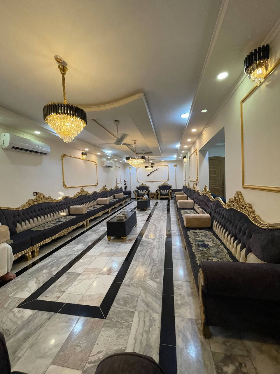 🏠 بيت ملك صرف للبيع – بمواصفات VIP وأثاث كامل 🏠
الموقع المميز:

📍 الأنبار - الفلوجة / التأميم الثانية

📍 الشارع: شارع دهام المهنى (على شارع بعرض 12 متر نافذ على شوارع 40 و 60 متر).

📍 الخدمات: كامل الخدمات (ماء، مجاري، كهرباء). الشارع ضمن المقاطعة الثانية المشمولة بالتبليط (بعد إكمال المقاطعة الأولى).

📐 المساحة والتصميم الداخلي

المساحة الإجمالية: 450 متر مربع.

عدد الغرف: 6 غرف نوم كلها نظام ماستر (2 في الطابق الأرضي + 4 في الطابق العلوي).

الملحقات الخارجية: مضيف فخم + استقبال تابع للمضيف + مجمع صحيات خارجي يخدم الكراج والمضيف.

الحديقة والكراج: حديقة واسعة تحتوي على جلسة عربية مميزة + كراج سيارات كبير يتسع لـ 3 سيارات كبيرة.

✨ التشطيبات والديكور (درجة أولى)

الأرضيات: مرمر فاخر للبيت من الداخل، والكراج مغطى بالكاشي عالي الجودة.

الأسقف: نقوش وديكورات حديثة (جبس بورد) مع ثريات فخمة راكبة بالكامل.

🛋️ الأثاث والمحتويات (البيع يشمل الأثاث بالكامل)

البيت يباع مع أثاثه بالكامل وجاهز للسكن فوراً، ويضم:

أجهزة التبريد (السبالت والمكيفات) لجميع الغرف والصالات.

ديوان فخم للمضيف.

تخم قنفات الصالة.

الكاونترات الجاهزة.

بقية أثاث البيت المتكامل.
استقبال 12×5 
هول طعام 5×4
صاله 8×4.5 
مطبخ 5×6 مع ملحق حار 5×2 
غرف نوم 6 كبار كلها سويتات 
غرف 8×5 عدد 2 
6×4 عدد3 
وحده 5×4 
حمامات عدد7
كراج 17 متر 
مساحه الكليه 450 
مساحه البناء 260

📞 للاستفسار والتواصل

للمزيد من المعلومات أو لتنسيق موعد للمعاينة، يرجى الاتصال على الرقم:

📱 ***********
