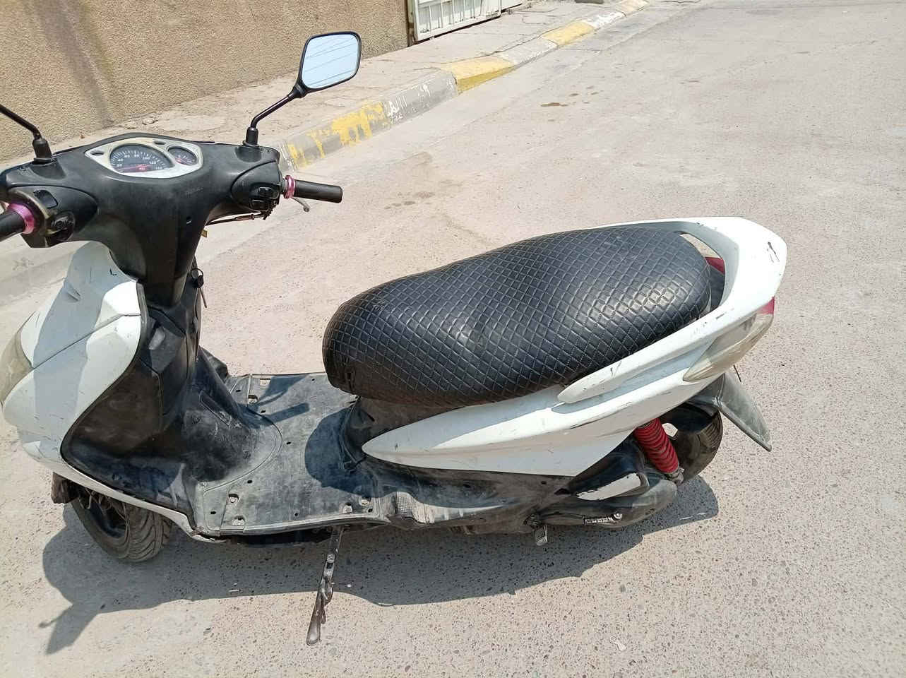 السلام عليكم ورحمة الله وبركاتة دراجه سكنس نثيه 140 نكره سلف الدراجه خير من الله اي نفص مابيهة  الرقم واتساب *********** السعر 450وبيهة مجال
