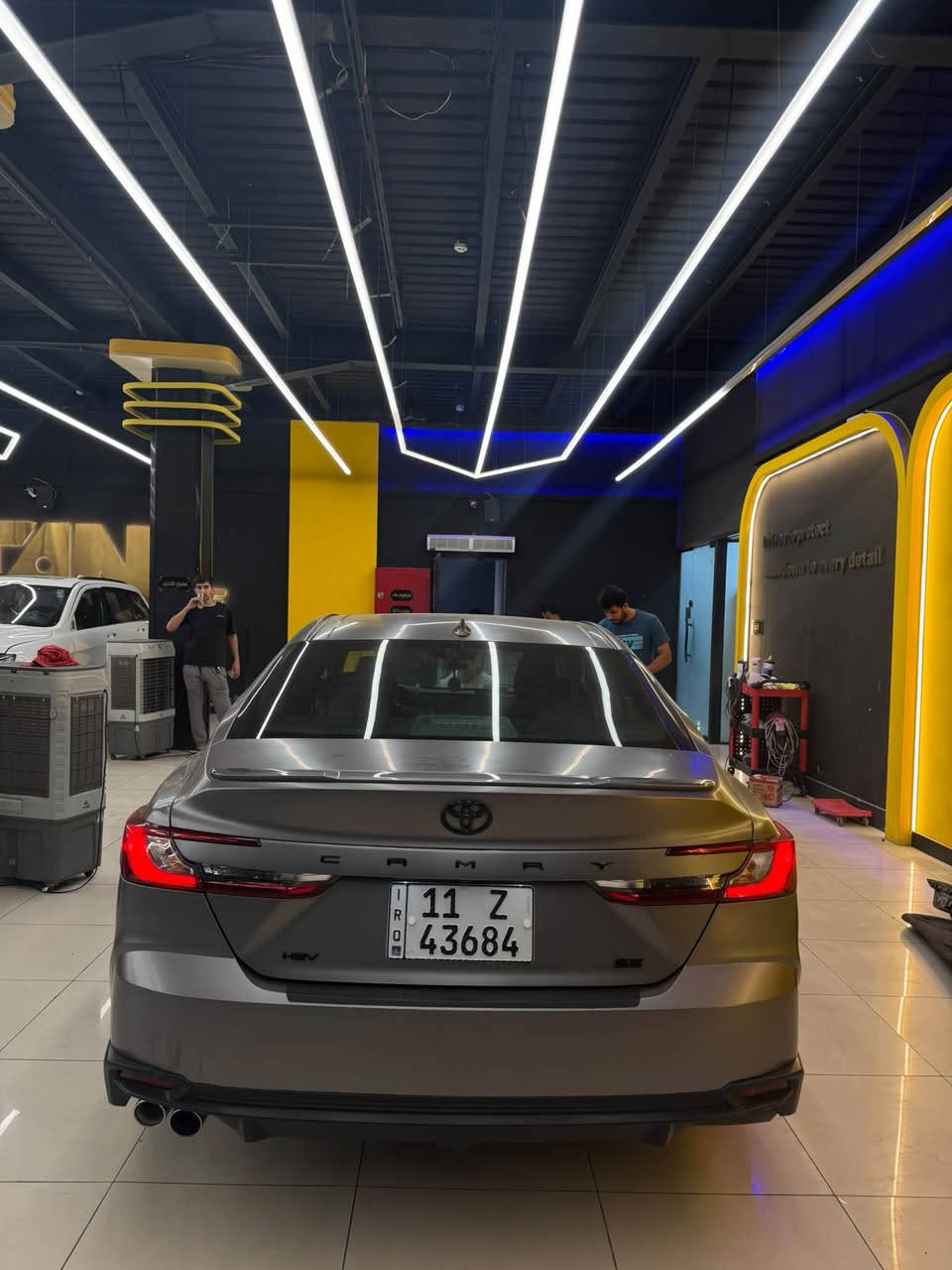 كامري 2025 فئة se للبيع  الشكل الجديد
وارد امريكي صور الحادث مرفقة بلمنشور و بيها pdr صغير بالجاملغ الخلفي.
ايرباكات سليمة بدون ايرباك
ماشية35 ميل
مرقم بغداد
المواصفات 
رادارات 360 درجة
رادار أمامي تفاعلي (نظام منع التصادم)
نظام المحافظة على المسار
نظام تنبيه النقطة العمياء
تنبيه حركة المرور الخلفية
فرامل ABS + توزيع إلكتروني للفرامل EBD
نظام مانع الانزلاق
8 وسائد هوائية 
Adaptive Cruise Control مثبت سرعة ذكي
حساسات ضغط الإطارات TPMS
محرك 4 سلندر 2.5 لتر هايبرد بقوة 225 حصان 
نظام دفع أمامي
شفتات بالستيرن 
دخول ذكي بصمة 
معدل استهلاك وقود ممتاز
شاحن لاسلكي 
Apple CarPlay / Android Auto
نضام ملاحة GPS
داشكام بلادي ( كامراة تصوير الحوادث الامامية )
كشنات جلد 
كشن كهرباء مع 8 وضعيات
تبريد منفصل للسائق والراكب مع تبريد خلفي 
شاشة وسطية مع شاشة ديجتال للعدادات 
ويل قياس 18” 
مغلفةppf طافي ضمان ٣ سنوات
وبيها كثير مواصفات
مكان السياره بغداد ***********/واتساب
