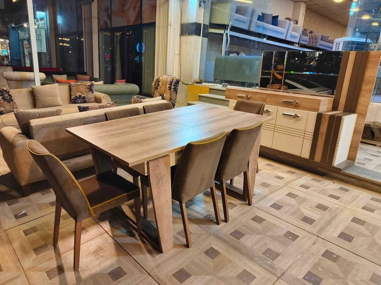 موبليات لا ماسو 🛋️
سيت كامل من ماركة الفيمو مستخدم نضيف كلش 

يتكون من تخم ٨ نفرات بميزة السرير وميز طعام ٦ كراسي يتكبر ويتصغر  وقنصل يفتح وينسد بجكات هيدروليك 

يتوفر توصيل 🚚 الى جميع محافظات العراق

للحجز الفوري راسلنا واتساب☎️:***********  

📍العنوان اربيل سايدين المنارة مقابل سوق اللنكة الجديد مقابل عمارة F

⏰ يومياً من 10 صباحاً لـ 11 ليلاً ‎
