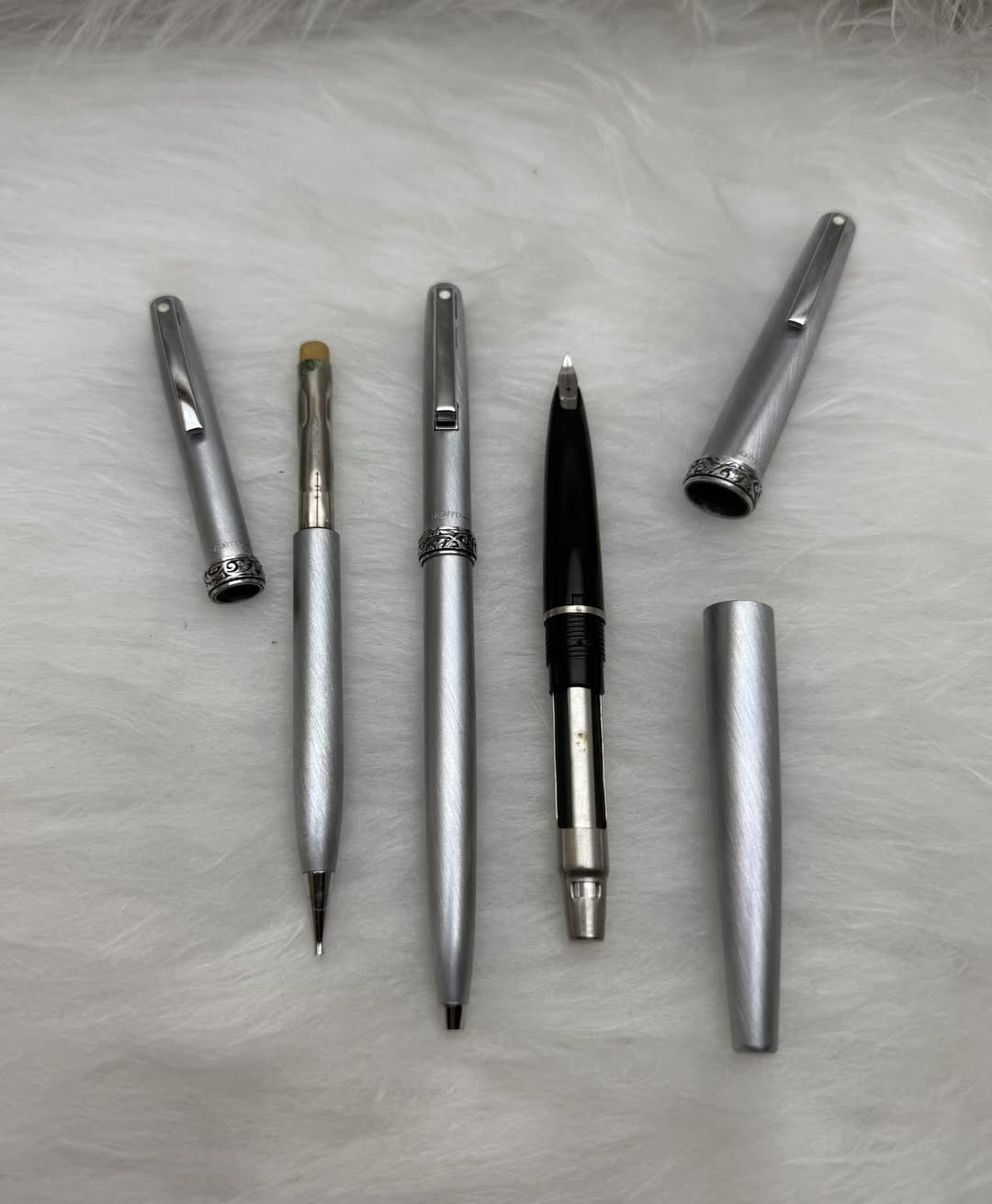 (620)SHEAFFER
سيت شيفر ثلاثي
حبر و جاف و رصاص
امريكي المنشأ اصلي 
ستانلس ستيل 
ريشة (سلاية) ستيل
انتاج سنة السبعينات 
حجم الخط F
جديد غير مستخدم 
مع العلبة الاصلية 
للاستفسار المراسله على الواتساب او الاتصال بالرقم  *********** 
يوجد خدمة توصيل داخل بغداد و محافظات⁩
