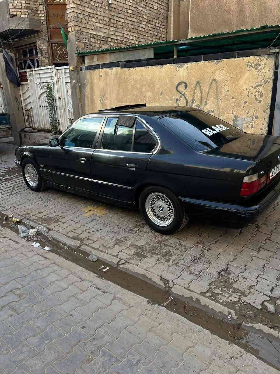 السلام عليكم بي إم دبليو للبيع
مديل 91 رقم بغداد بسمي تحول مباشر 
سنويه لل29 محرك 25 مسكر 
كير وتو تبريد شغال 
داخل جلد كشنات كهرباء 
باتري وسلف ودينامو وبلكات وفيت وتخم تاير قبل سبوع شادهن جدد 
سعرها قفل 42 
مكاني نجف كوفه ***********
