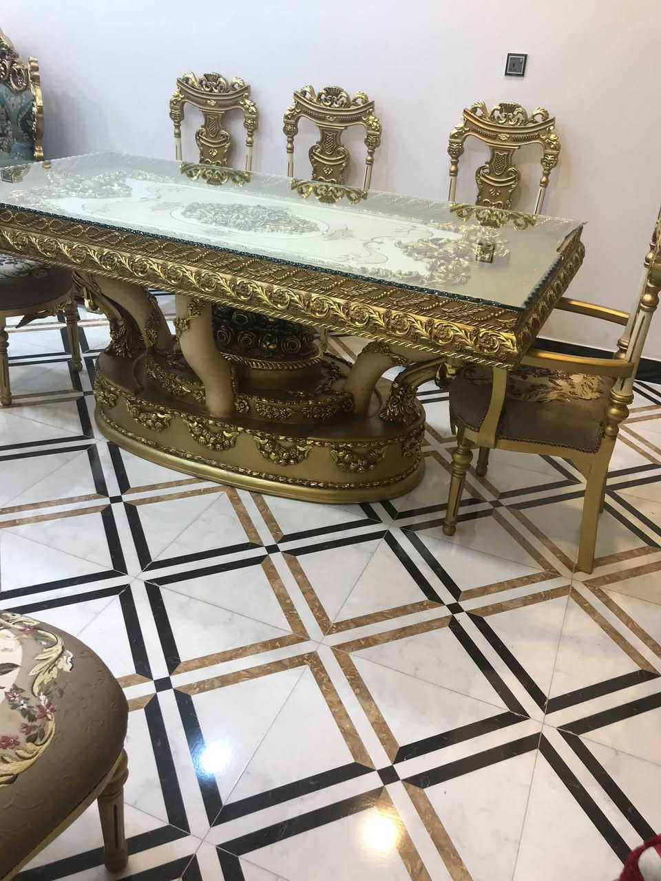 السلام عليكم ميزطعام مصري  وست كراسي  بي  كسر بسيط بل الجامةللبيع السعر  مليون وسبع مية
1700/000الف للاستفسار 
***********

نص مكتوب في الصور:
- السوق المفتوح opensooq.com