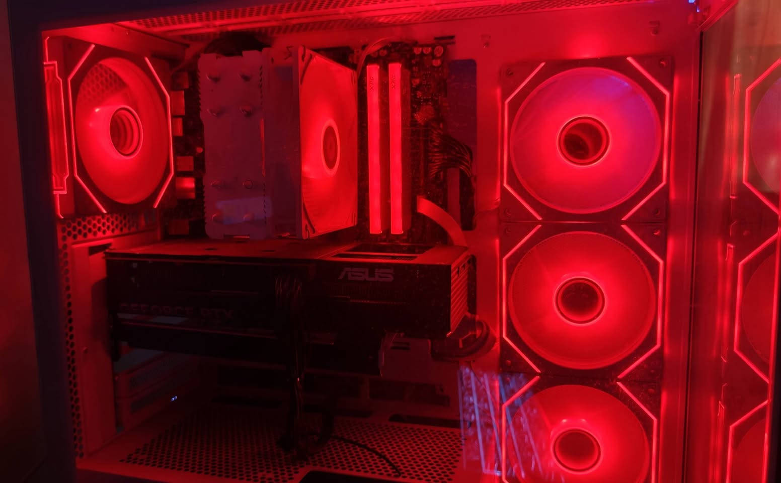 ملاحظة : ابيع السيت آب كامل فقط
CPU : Ryzen 7 7700

GPU : RTX 5060 8GB asus prime 3 fan

M-board : GIGABYTE B850 D3HP

COOLER : Assassin x 120 white

RAM : XPG 32gb DDR5 6000mhz white

CASE :  Sama V01

STORAGE : SSD M.2 1t WD gen4

PSU : FSP Hydro Pronze 600w

شاشة :
AOC 24GE 180Hz 0.5ms

يوبي آس :
Falcon UPS 1Kv

كيبورد مغناطيسي :
Attack shark X86 HE

ماوس خاص بالألعاب التنافسية :
Logitech G502 X 

ماوس باد أبيض ستايل ياباني ضد الماء و الأتربة

السعر :
2,400٫00 IQD وبي مجال

مكاني بغداد وهذا رقمي :
***********

و موجود التواصل على الخاص.
