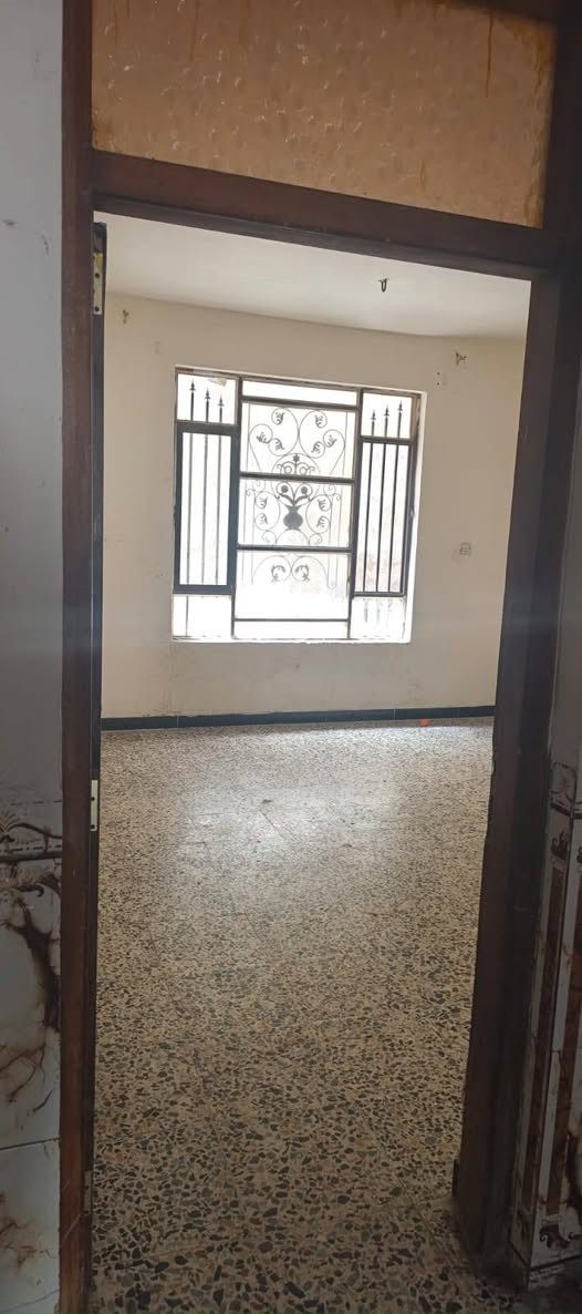 بيت لليجار في زعفرانيه اربع شوا ع١٠٠متر قاطين غرفتين وصاله ومطبخ وصحيات *********** ايجار ٥٠٠ بي مجال شارع افران حلفي
