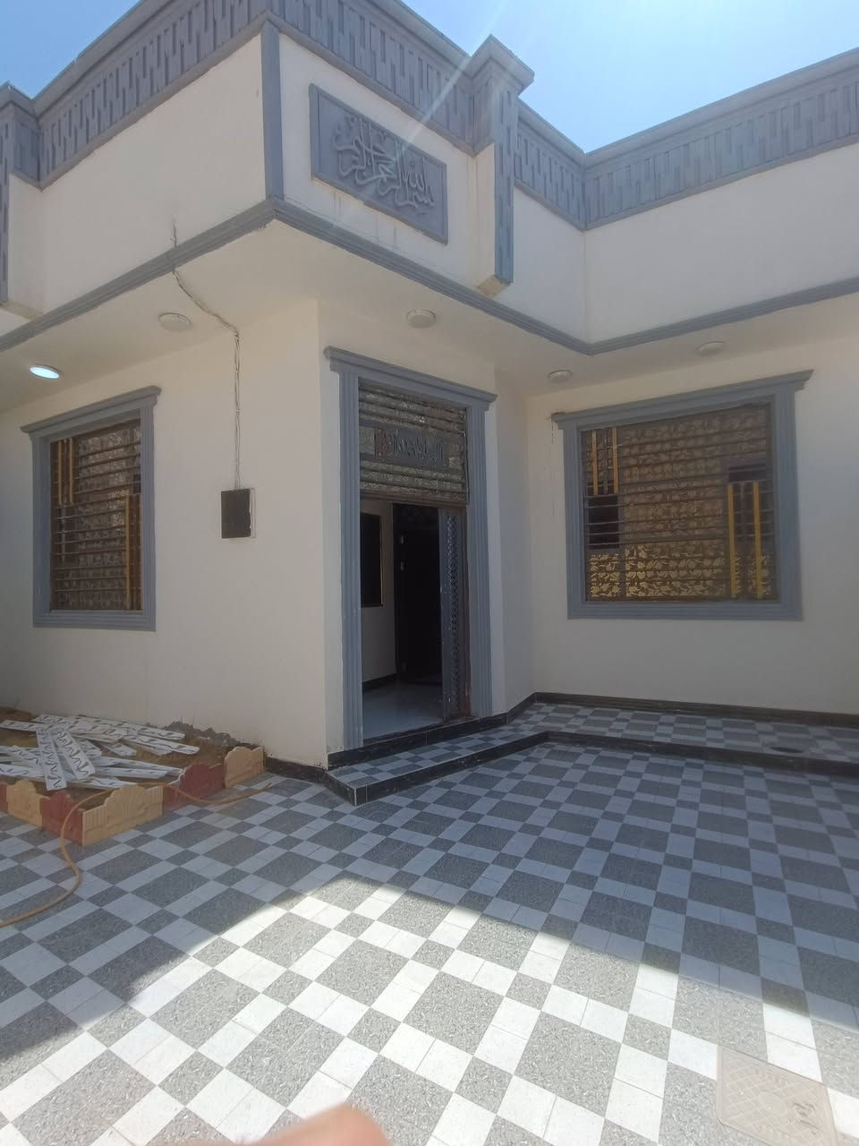 🏡 بيت للبيع – بناء حديث وجاهز للسكن 🏡

📐 المساحة: 200 متر
📜 طابو زراعي باسم عراقي – سند 25

✨ مواصفات البيت:
🔹 غرفتا نوم
🔹 استقبال واسع
🔹 مطبخ مفتوح على الصالة
🔹 صالة كبيرة
🔹 درج دائري أنيق
🔹 صحيات داخلية وخارجية
🔹 كراج سيارة
🔹 حديقة
🔹 بناء حديث ومرتب من جميع النواحي
🔹 البيت فارغ وجاهز للسكن

✅ الاستلام الفوري عند إبرام العقد

📍 الموقع: البصرة – أبي الخصيب – العاكوليه– الطريق الوسطي

💰 السعر: 90 مليون دينار عراقي
🔸 قابل للتفاوض

📞 للاستفسار:
***********
أبو مهدي

🏘️ نستقبل جميع العروض العقارية في محافظة البصرة

#عقارات_البصرة #أبي_الخصيب #بيت_للبيع #العاكوليه #فرصة_سكن
