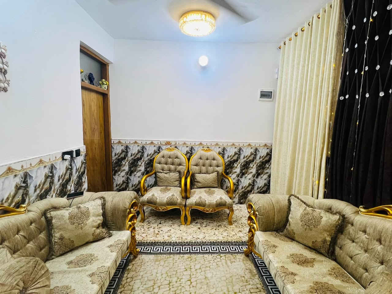 تخم ١٠ مقاعد للبيع ملكي مستعمل قليل  كلاسك 
كامل وية طبله كبيرة حفر السعر  بمليون و١٠٠ 
وبي مجال العنوان الزعفرانية اربع شوارع 
***********
