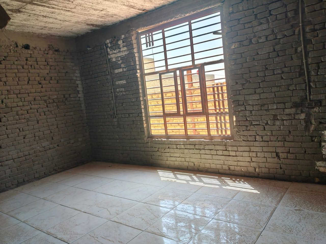 بيت طابو زراعي سند ٢٥
بناء حديث/بإشراف مهندس مدني 
مساحه ٥٠٠ متر
طابوقين 
البيت شبه كامل بناء
الواجهة ١٧ منر
النزال ٣٠ متر
الطابق الأول /٣ غرف 
5 ×6 لكل واحده
المطبخ 6×6
صاله 12 متر
الاستفبال 4 ×12
الارضيه بورسلاين درجه اولا والجدران لط اسمنت
الطابق الثاني/ غرفه واحده ٤×٦
صحيات داخليه وخارجيه 
عرض الشارع ٨ متر تبليط 
حي الحوراء ملاصق للطابو حي الحوارء ثاني بيت عن شارع 20حي الحوراء / متوفر كافه الخدمات ماء ومجاري
البيت نقصه شغلتين جص وبورك وكهرباء 
السعر ١٦٠ مليون وبيه مجال 
للاستفسار والاتصال على الرقم التالي 
***********
