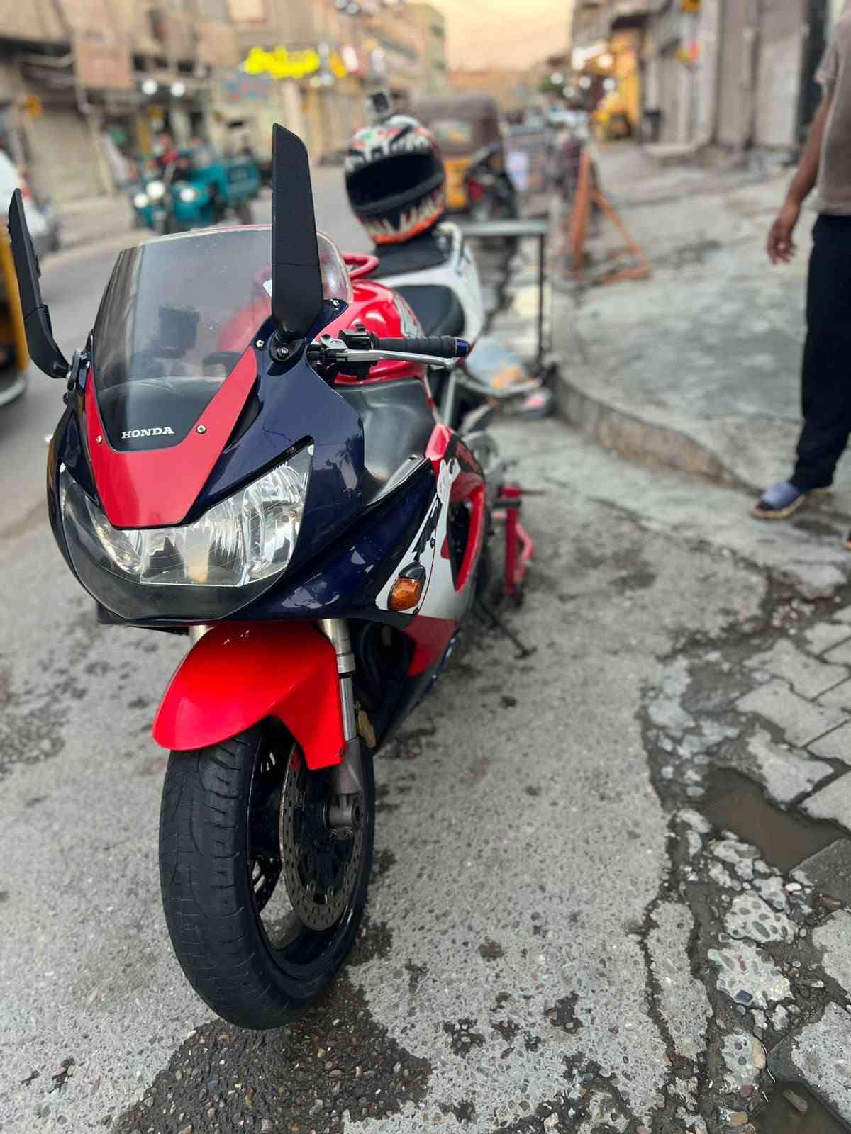 السلام عليكم للبيع cbr929 دراجة كاملة نضيفة مفتوح كور مبدل كازكيت فقط مكان بغداد ساحة عدن سعر مليونين و٧٥٠ بيهة مجال او مراوس بي سي اكس***********
