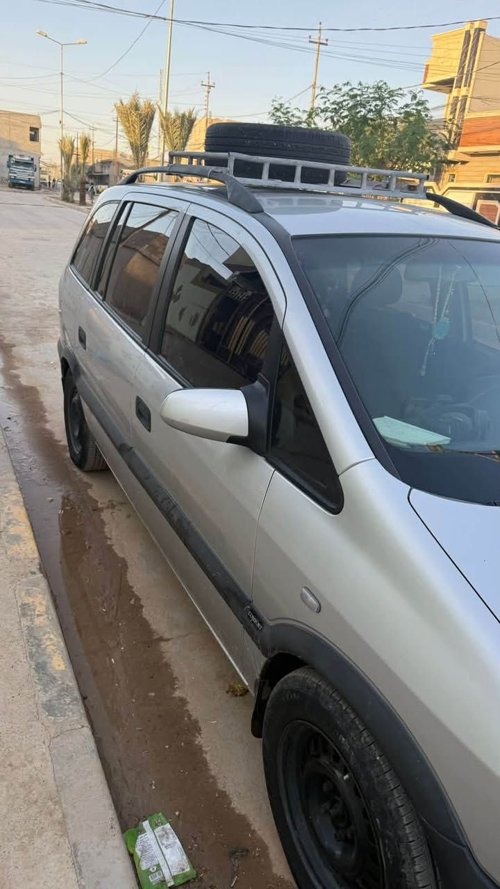 النوع والموديل: أوبل زافيرا (Opel Zafira) - موديل 2002.
 المساحة: 7 راكب (عائلية ومريحة جداً للسفر والطلعات).
سياره : مكفولة من الصبغ العامة، بيها كم مكان تعديل بارد بسيط فقط بدون صبغ.
 التبريد: تبريد شغال وممتاز.
 الرقم والسنوية: رقم دهوك، أوراقها كاملة وجاهزة للتحويل.
 المواصفات والإضافات: سلة سقفية للأغراض + قاطرة خلفية، متانة ألمانية واقتصادية جداً بالبنزين.
مكان المعاينة: الموصل - الجانب الأيسر
للتواصل واتساب أو اتصال: ***********
‏تفاصيل اكثر الاتصال
